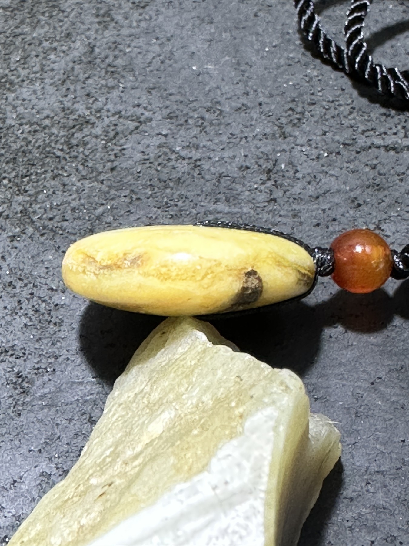 天然乌克兰原矿蜜蜡平安扣一个，