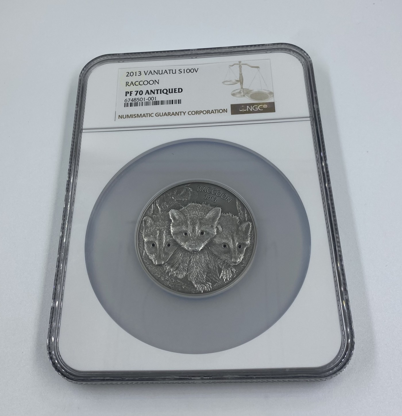 【金钰满堂钱币】拍卖第十五期 福利多多 大家多多捧场 瓦努阿图.2013年小浣熊镶天然黑钻石仿古银币.2盎司.NGC70分.带盒证