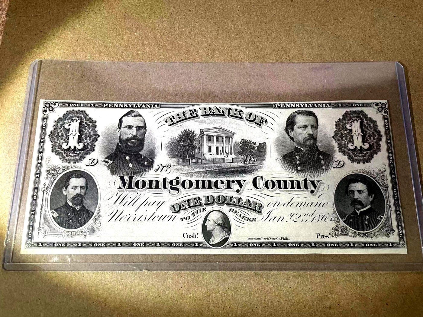 【Blue Auction】✨世界纸币精拍第368期——格雷伯爵夫妇  【四将军钞】美国 宾夕法尼亚州 1865年1美金 全新UNC 该银行成立于1814年，经历了几次战争和金融恐慌，于1865年成为诺里斯敦的蒙哥马利国家银行。这张钞票总是很受欢迎，北方军的沙尔上校、斯莱默将军、汉考克将军和哈特兰夫特将军出现在这张钞票上，这四名军官都与诺里斯顿有联系，他们曾在那里接受过教育、生活过或埋葬。银行大楼的装饰图案和华盛顿的小椭圆形肖像构成了整个设计。