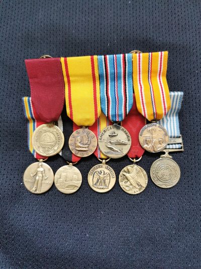 盛世勋华——号角文化勋章邮票专场拍卖第135期 - 美国海军二战朝鲜战争9迷你联排，获得人先在中国服役，后参加对日作战、对日军事占领，以及朝鲜战争