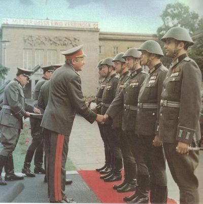 盛世勋华——号角文化勋章邮票专场拍卖第143期 - 东德人民军 军官短sword 少见 带剑挂 带编号 懂的都懂