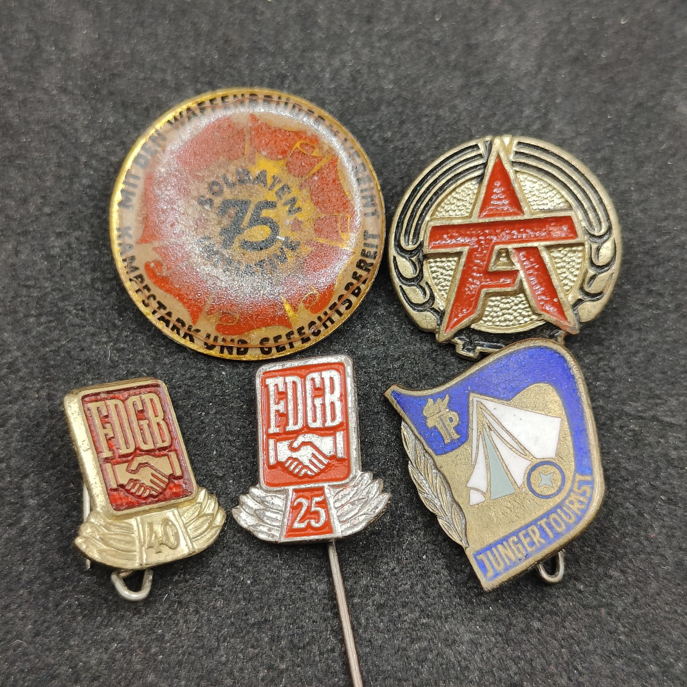 全场0元起拍 第90期 咸鱼国勋章拍卖专场 9月13日（周三）下午6：00开始 东德证章一组五个