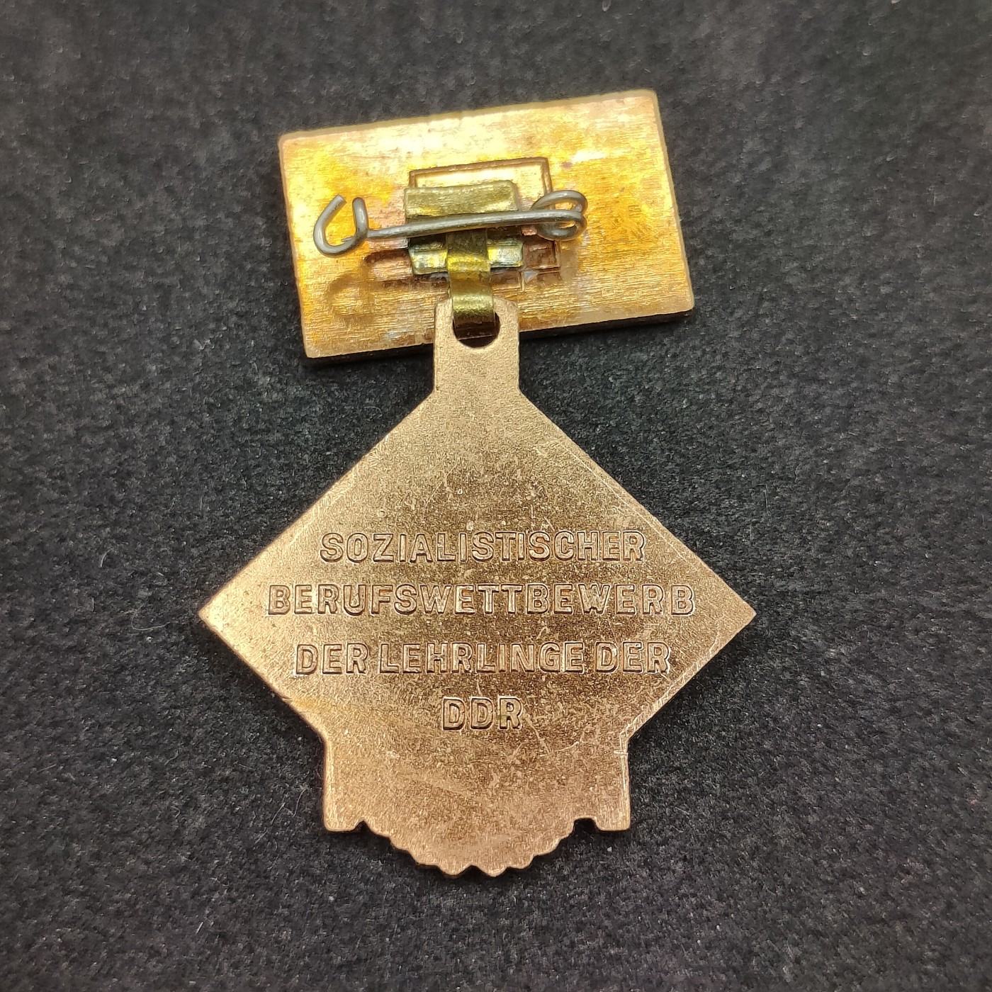 全场0元起拍 第90期 咸鱼国勋章拍卖专场 9月13日（周三）下午6：00开始 社會主義競賽模範學習集體獎章