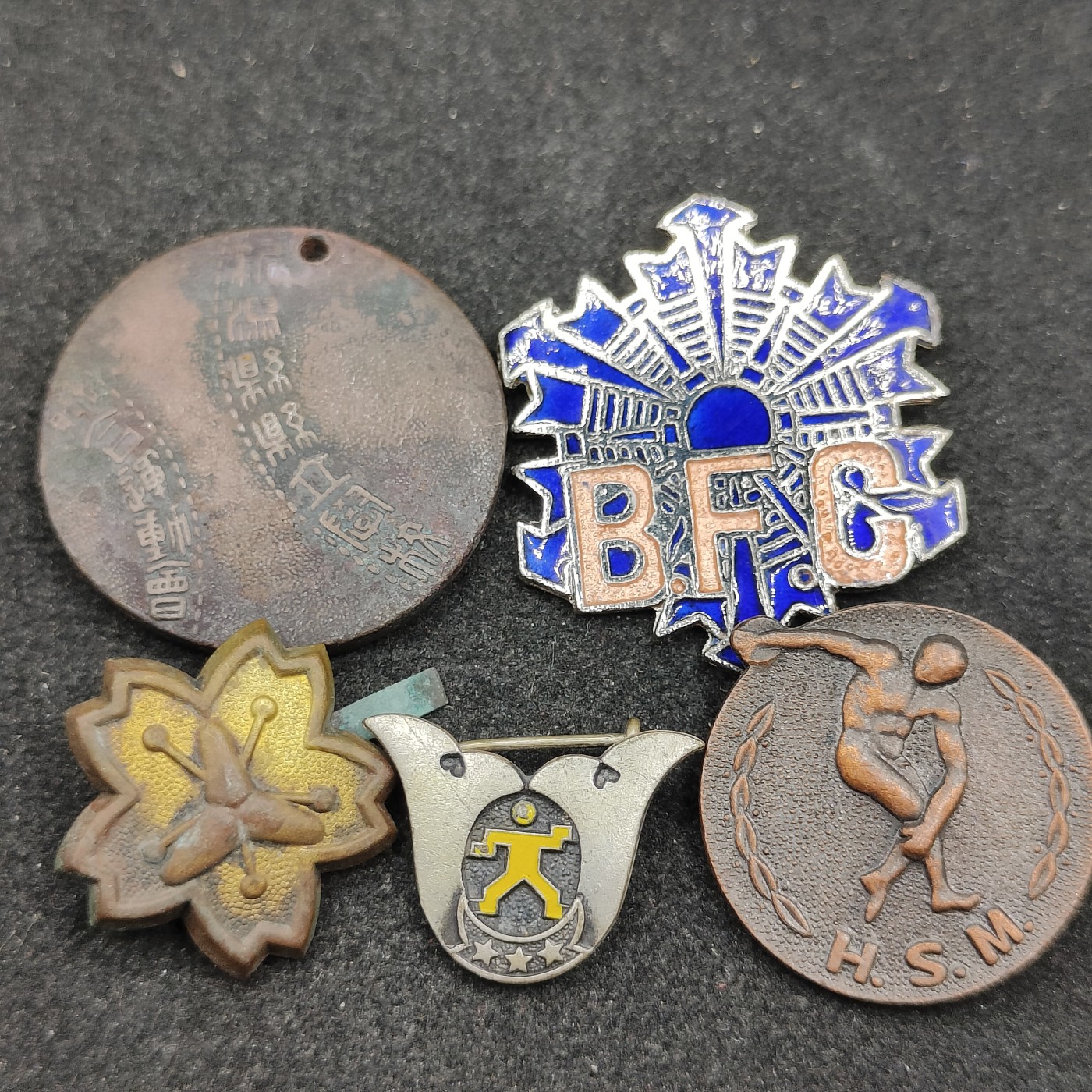 全场0元起拍 第90期 咸鱼国勋章拍卖专场 9月13日（周三）下午6：00开始 日本徽章一组五个