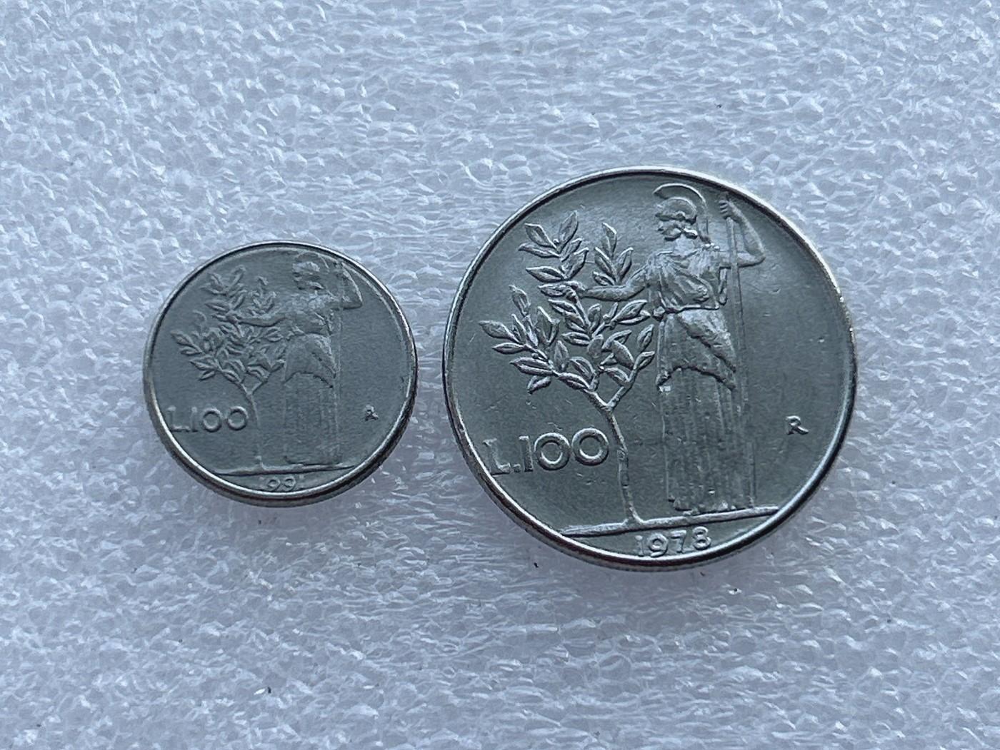 全场一元起拍 世界钱币散币场 第22期 意大利100里拉女神大小版一对