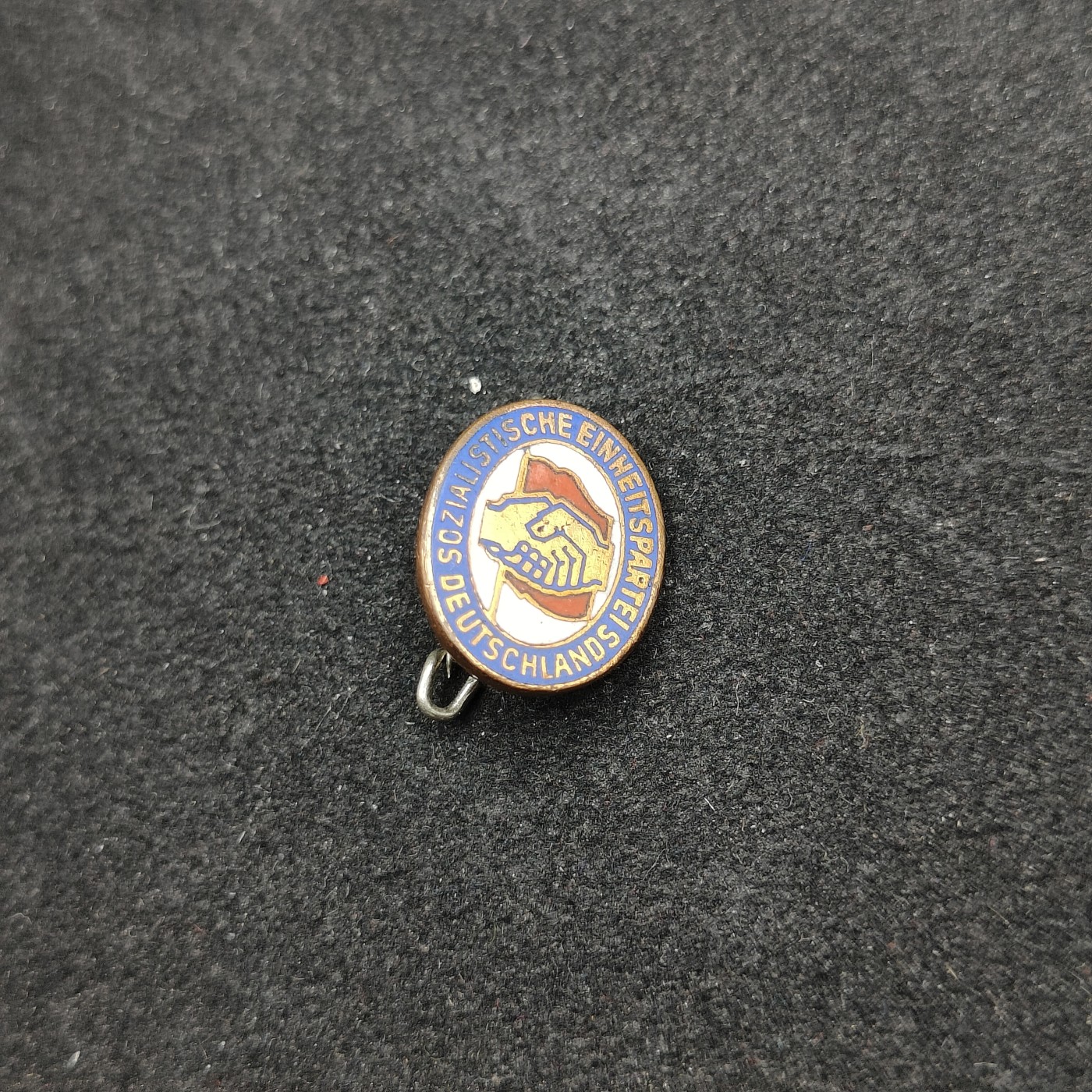 全场0元起拍 第90期 咸鱼国勋章拍卖专场 9月13日（周三）下午6：00开始 东德社会统一党珐琅党徽