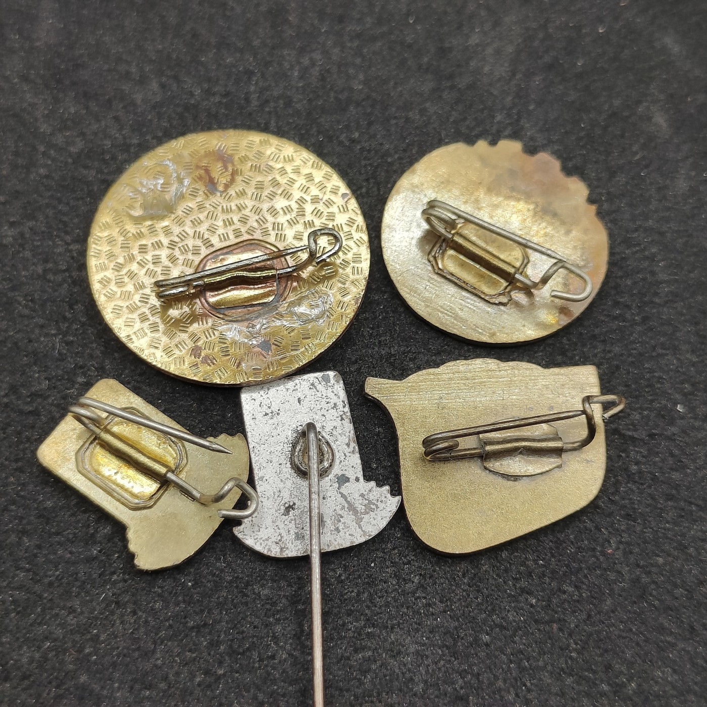 全场0元起拍 第90期 咸鱼国勋章拍卖专场 9月13日（周三）下午6：00开始 东德证章一组五个