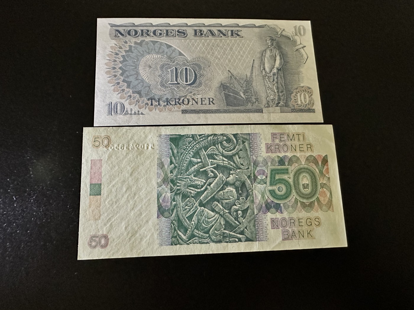《外钞收藏家》第二百九十七期（连拍第二场）（欧洲五国专场） 挪威1977年10克朗、1989年50克朗 两张 全新UNC