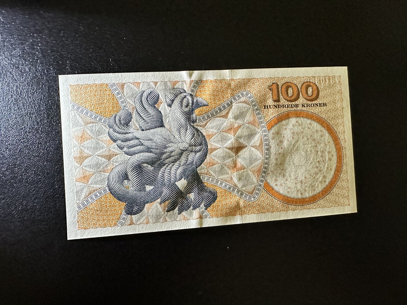 《外钞收藏家》第二百九十七期（连拍第二场）（欧洲五国专场） 丹麦浮雕版2002年100克朗 全新UNC