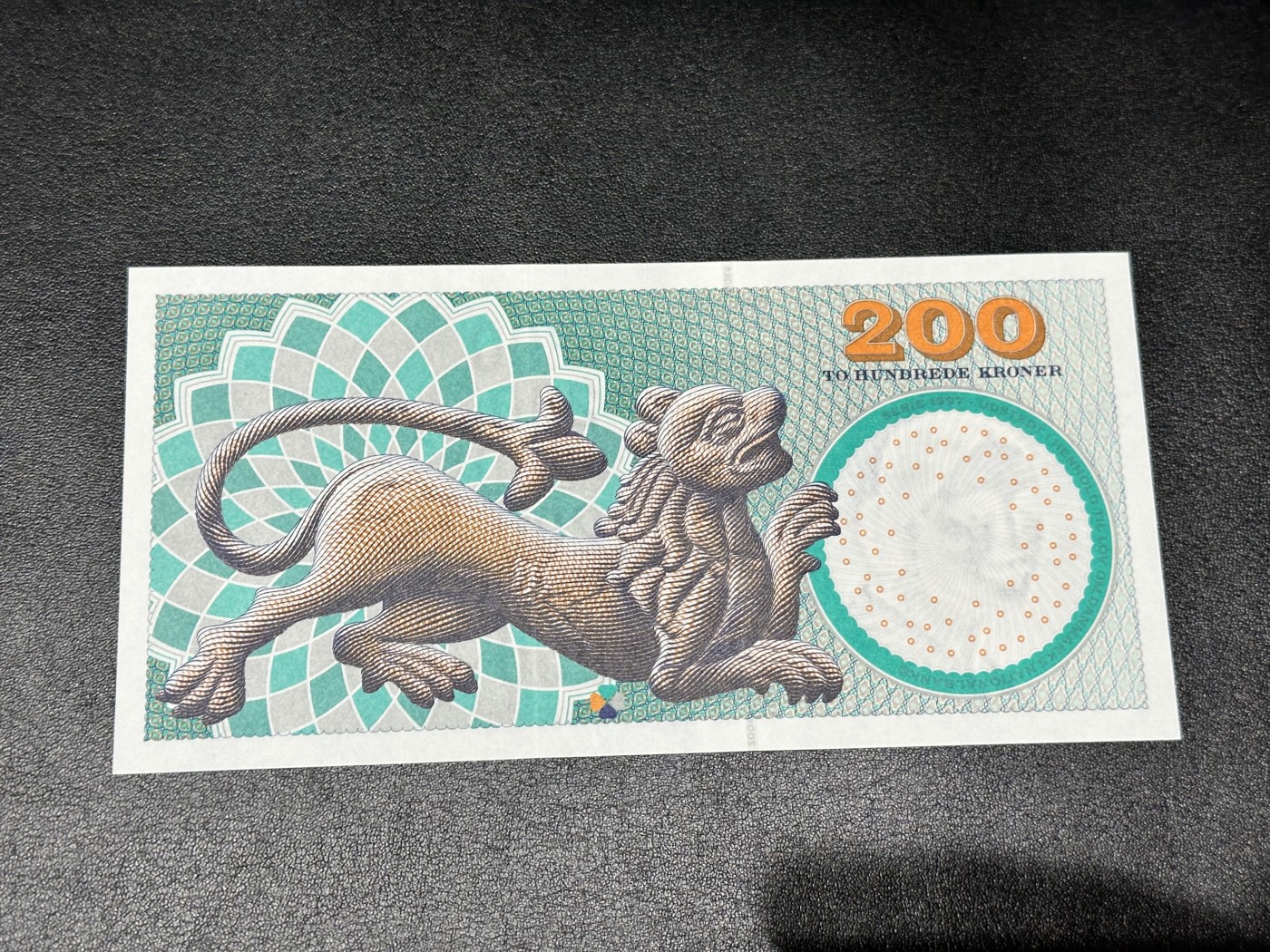 《外钞收藏家》第二百九十七期（连拍第二场）（欧洲五国专场） 丹麦浮雕版2003年200克朗 全新UNC 有一个压痕 跟安全线一样的 之前有很多这样的情况