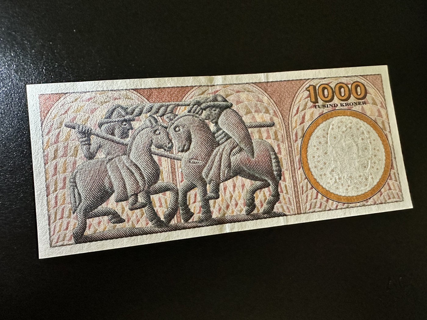 《外钞收藏家》第二百九十七期（连拍第二场）（欧洲五国专场） 丹麦浮雕版2004年1000克朗 全新UNC