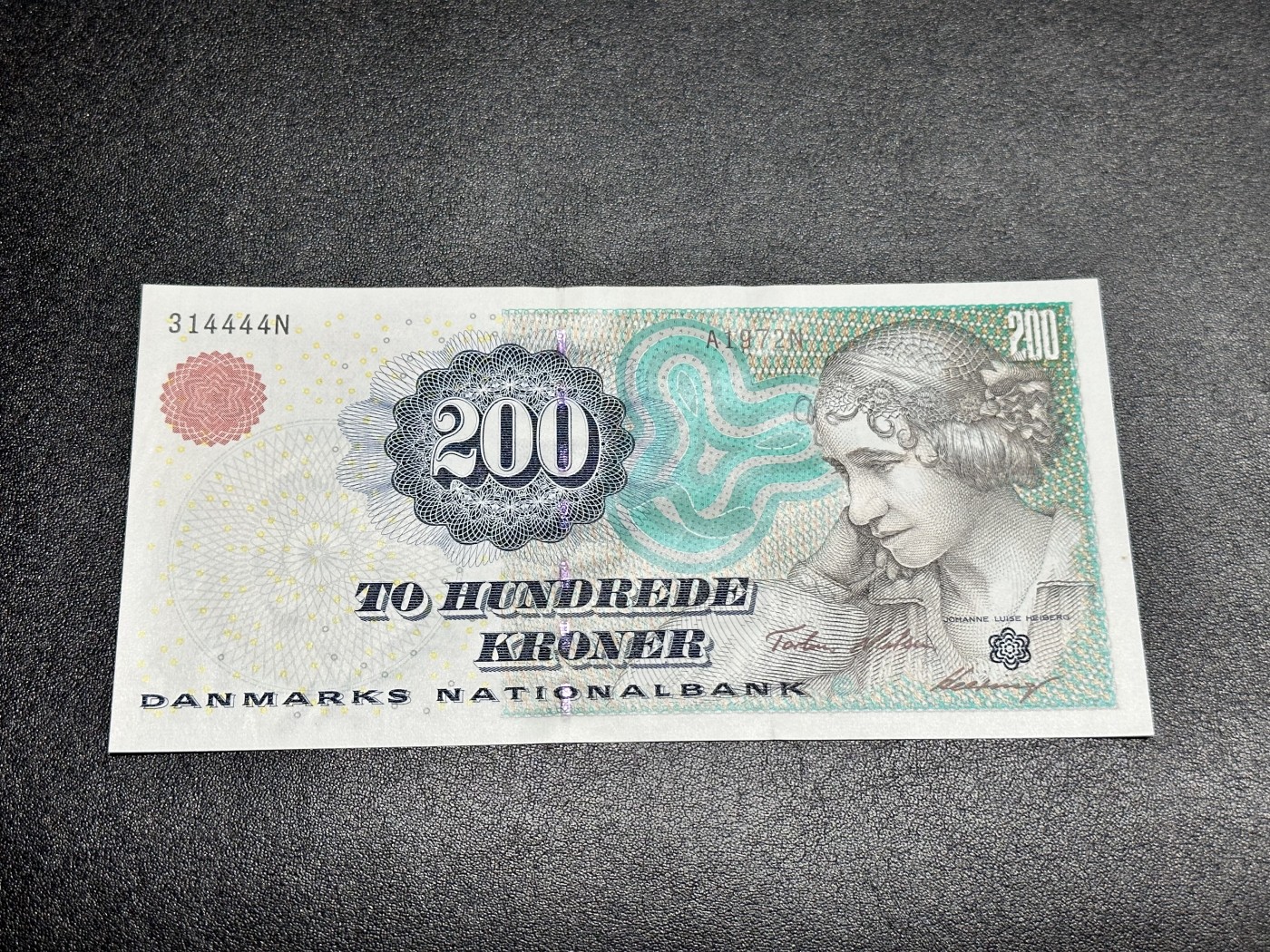 《外钞收藏家》第二百九十七期（连拍第二场）（欧洲五国专场） 丹麦浮雕版1999年100克朗 初版 AU品相