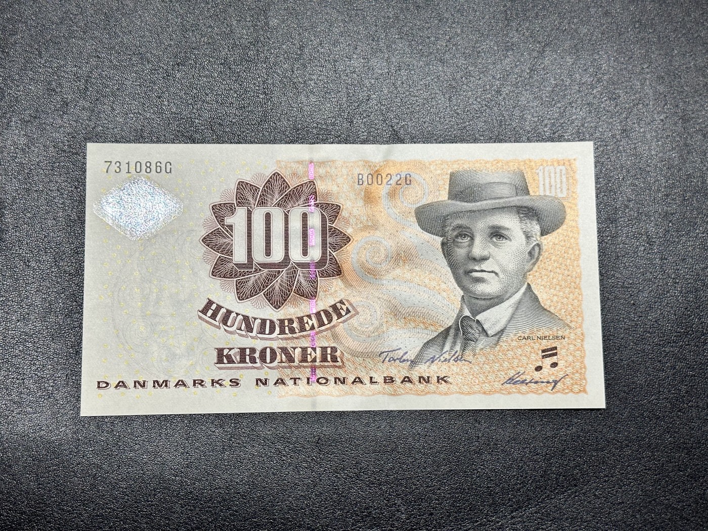 《外钞收藏家》第二百九十七期（连拍第二场）（欧洲五国专场） 丹麦浮雕版2002年100克朗 全新UNC