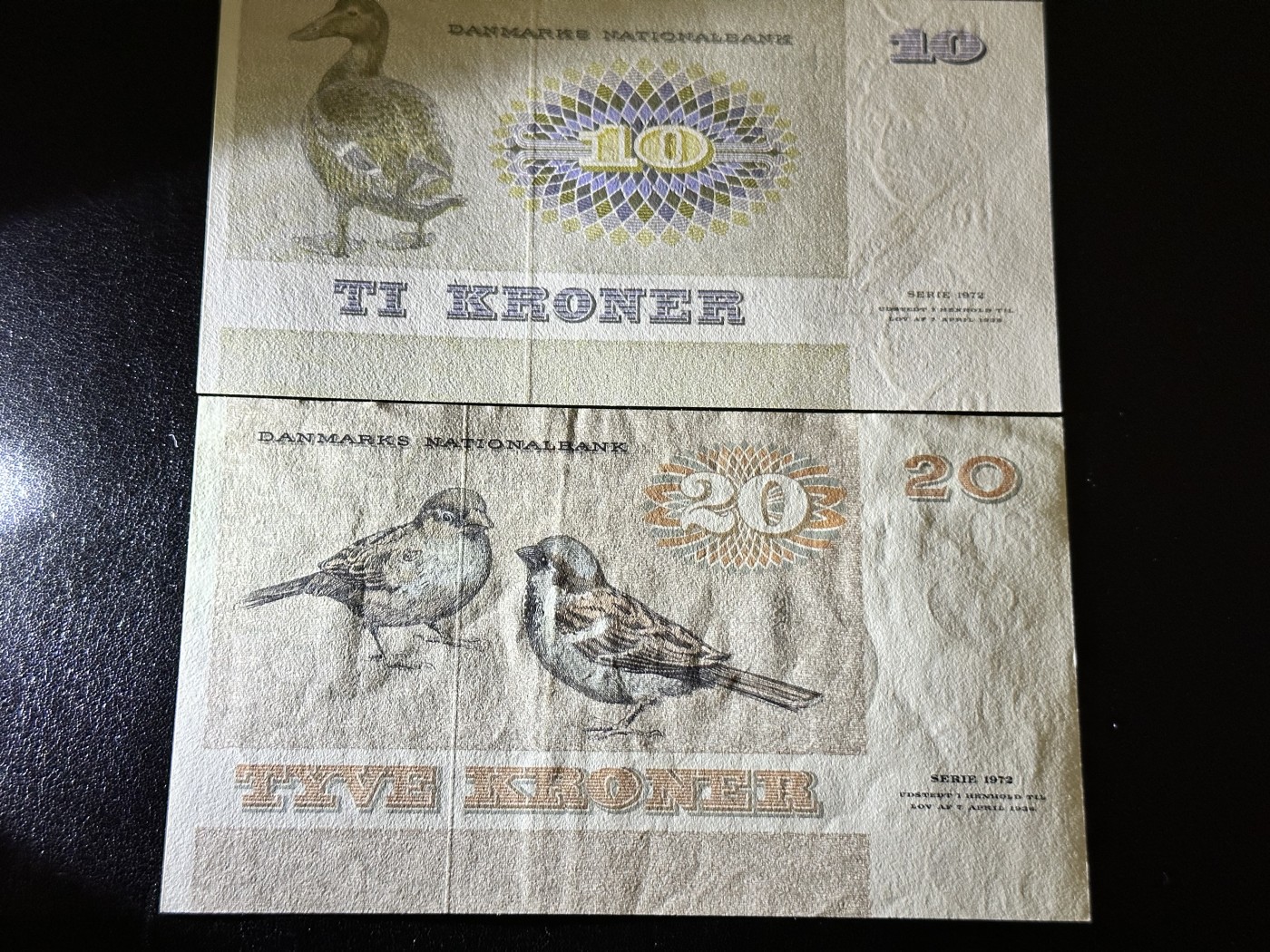 《外钞收藏家》第二百九十七期（连拍第二场）（欧洲五国专场） 丹麦动物版1972年10/20克朗，小套2枚 10克朗全新 20克朗AU