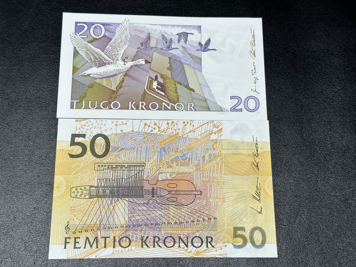 《外钞收藏家》第二百九十七期（连拍第二场）（欧洲五国专场） 瑞典1997年20克朗、1999年50克朗两张一起  全新UNC