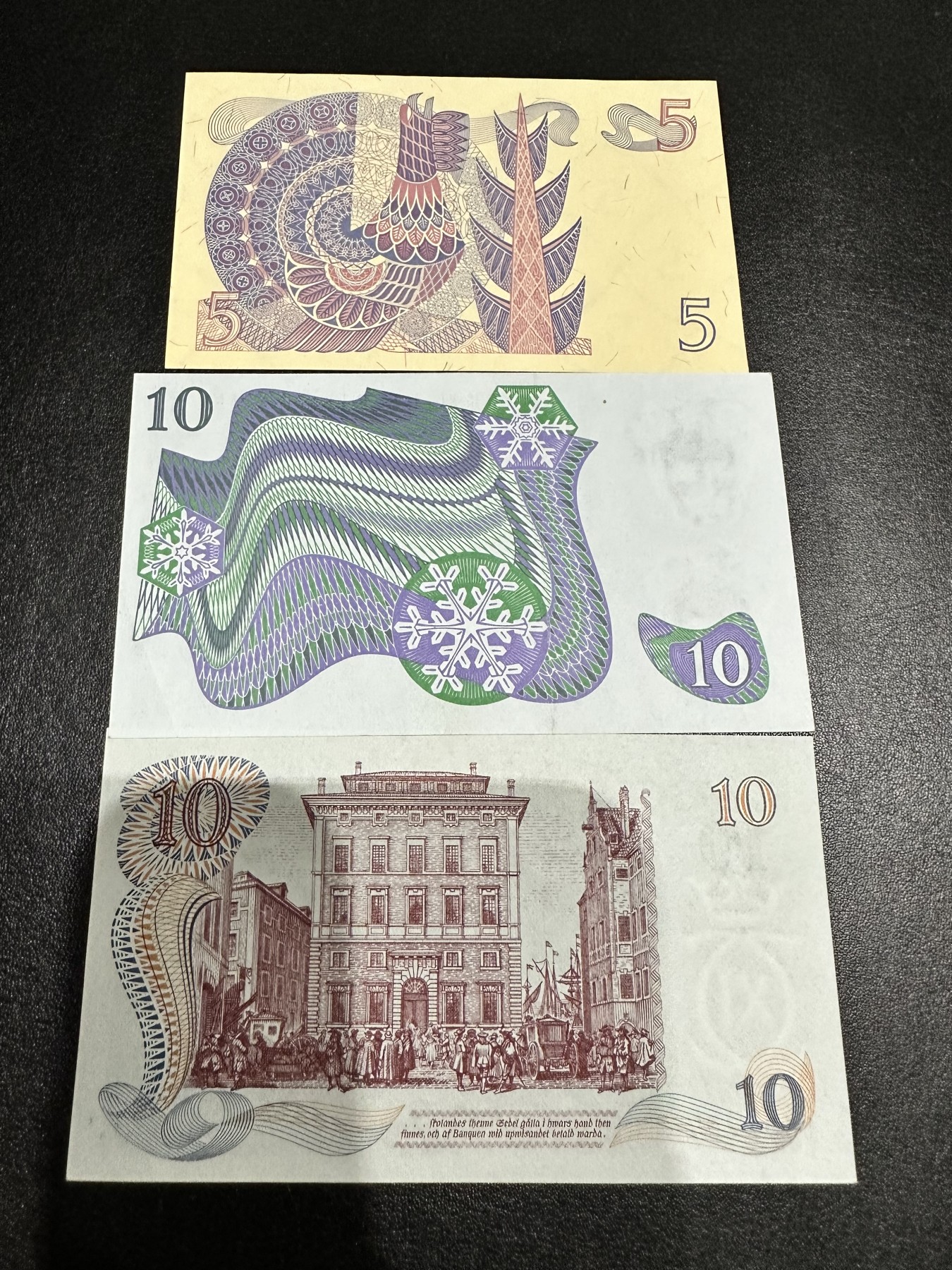 《外钞收藏家》第二百九十七期（连拍第二场）（欧洲五国专场） 瑞典1981年5克朗、1987年10克朗、1968年10克朗纪念钞，瑞典银行成立300周年 中间10克朗AU边上轻微潮 起他全新