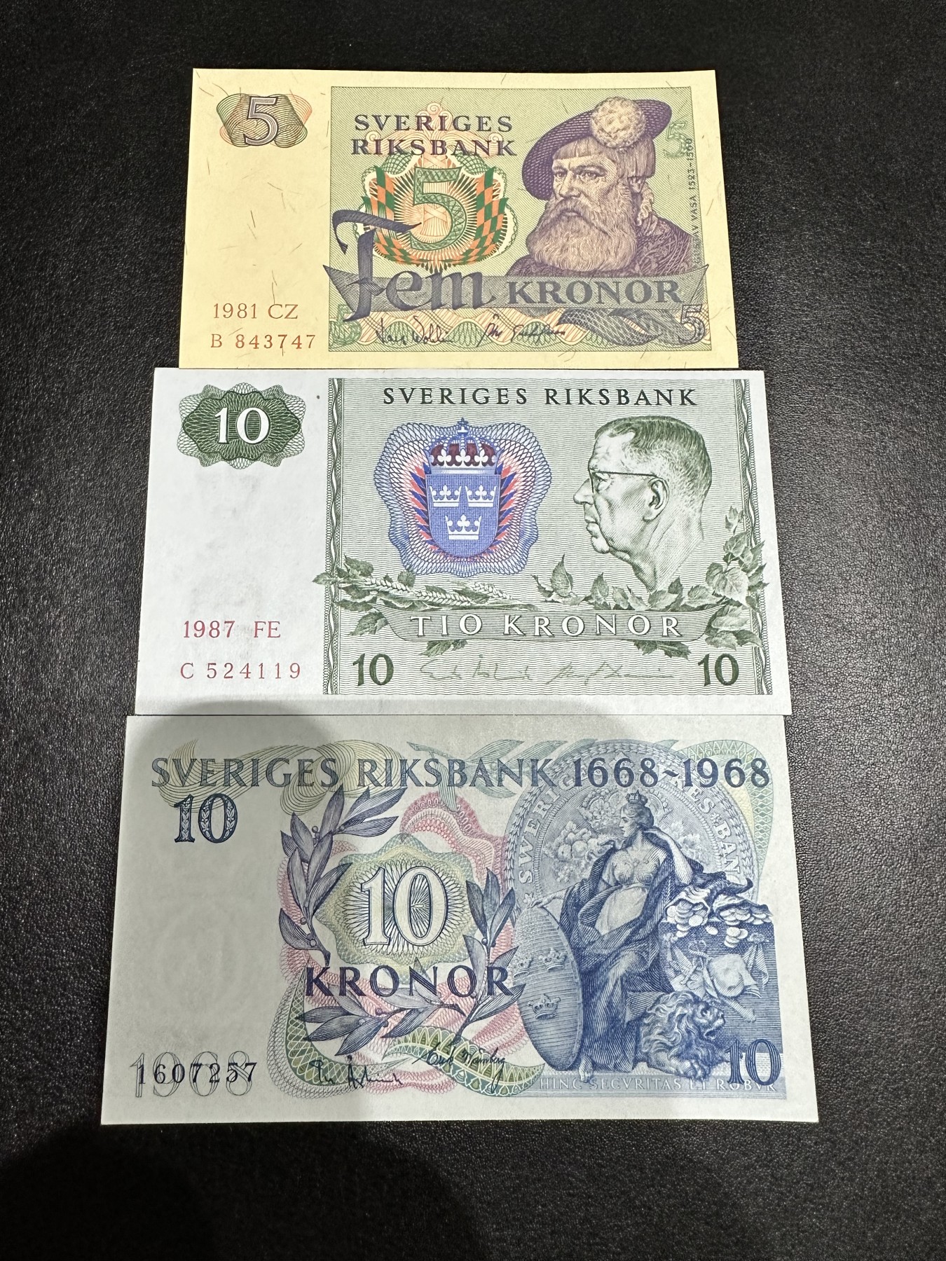 《外钞收藏家》第二百九十七期（连拍第二场）（欧洲五国专场） 瑞典1981年5克朗、1987年10克朗、1968年10克朗纪念钞，瑞典银行成立300周年 中间10克朗AU边上轻微潮 起他全新