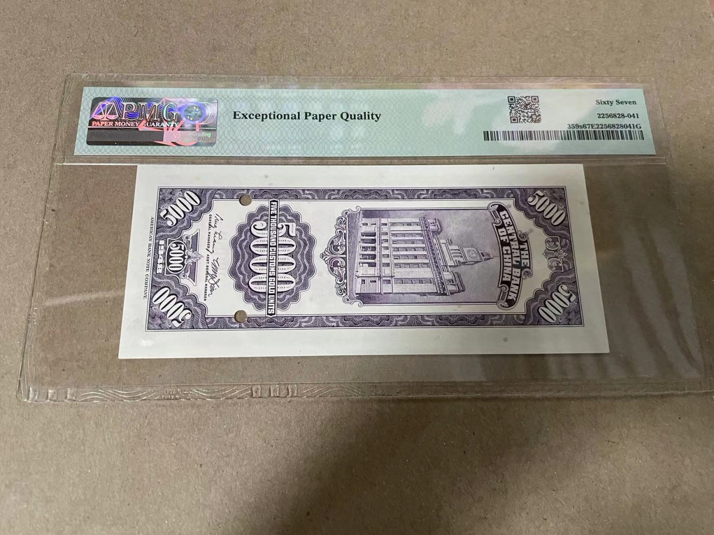 【Blue Auction】✨世界纸币精拍第369期【精】 民国三十七年（1948年）中央银行美钞版紫色关金伍仟圆票样 PMG67EPQ  常见之关金券发行于1947年及之前，1948年发行之任何关金券都难得一见。此票58分以上正票已经有一年未在公开市场露面，因此高分票样成为藏家争相抢购之热门替代品种。此币设计精巧，票幅合适，视觉观感极佳。难得一见之央行票样中的名誉品