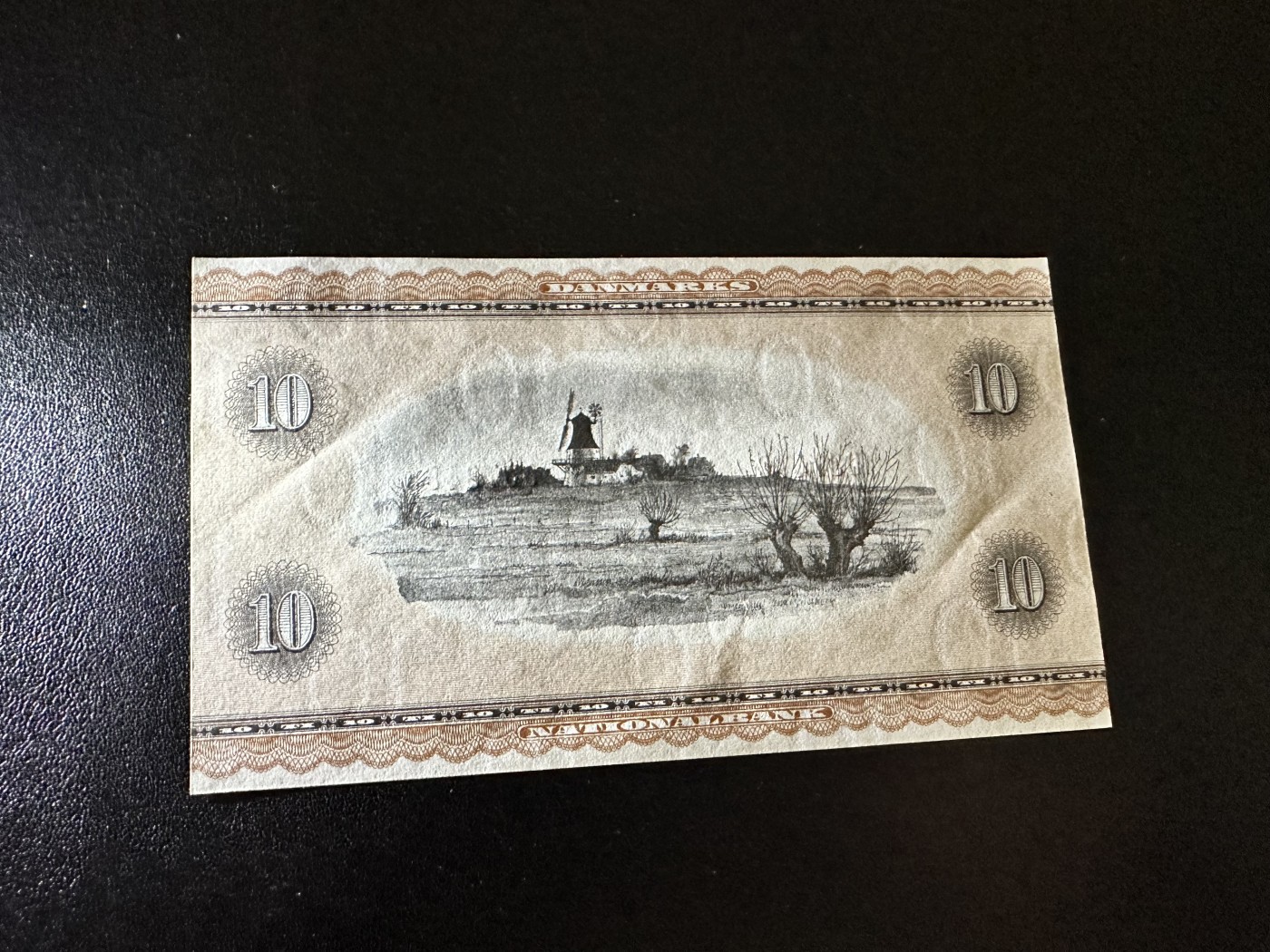 《外钞收藏家》第二百九十七期（连拍第二场）（欧洲五国专场） 丹麦L.1936年10克朗，鸟巢 全新 有点钞痕