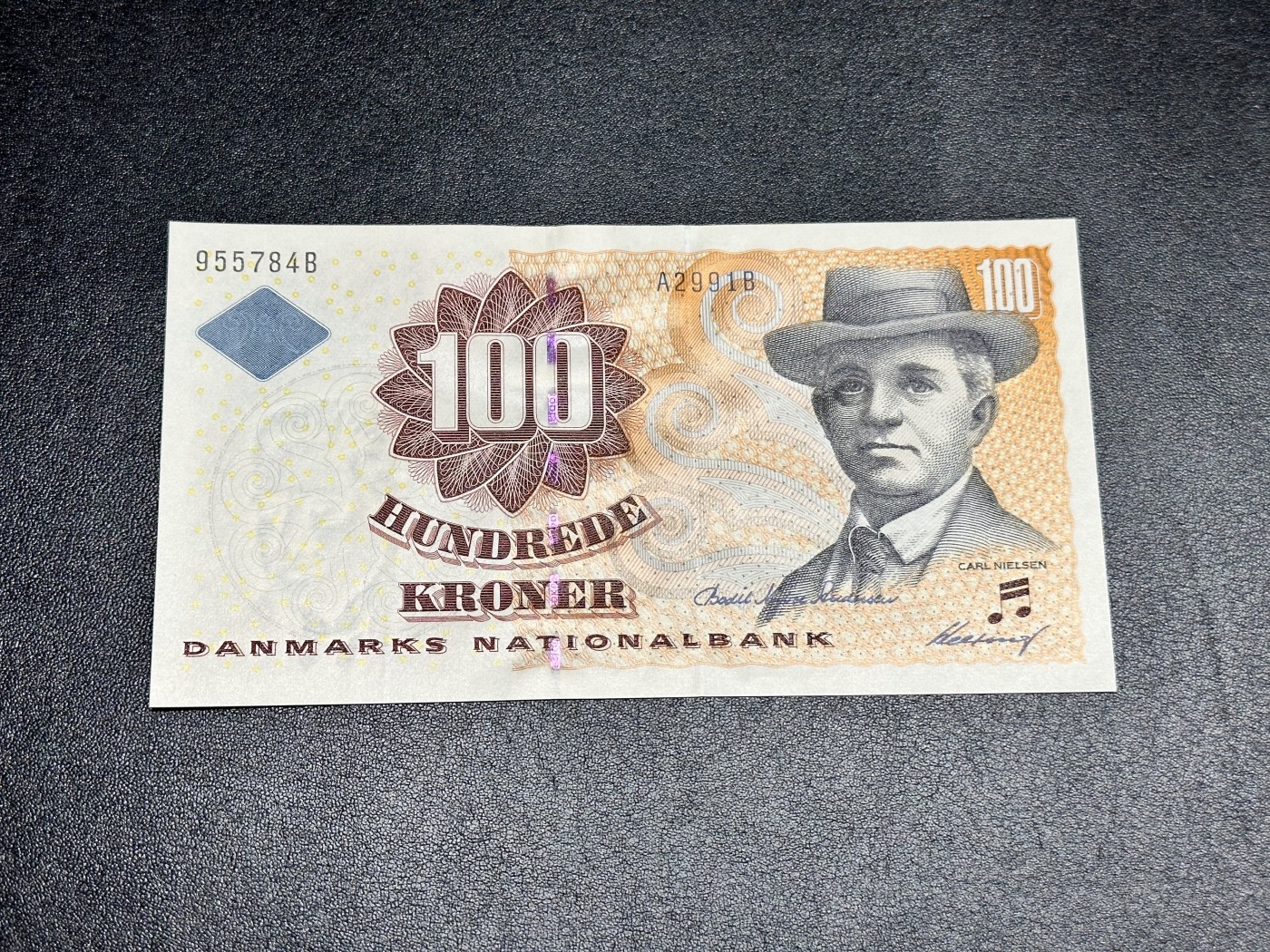 《外钞收藏家》第二百九十七期（连拍第二场）（欧洲五国专场） 丹麦浮雕版1999年100克朗 初版 AU品相