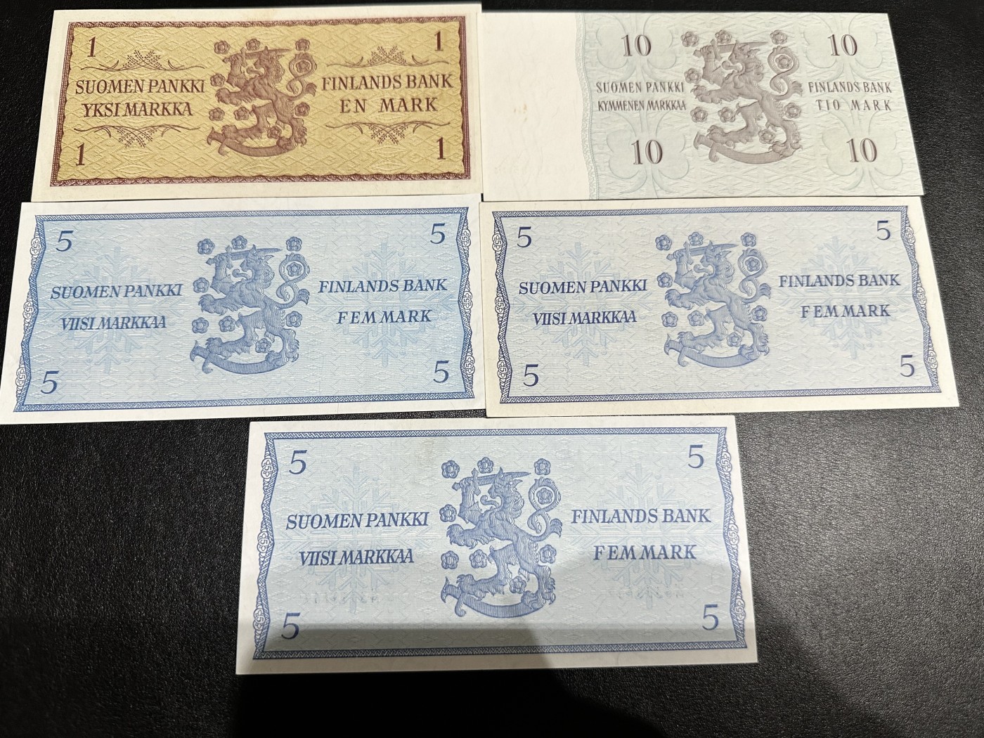 《外钞收藏家》第二百九十七期（连拍第二场）（欧洲五国专场） 芬兰1963年1/5/5/5/10马克，5枚，一起 里面有LITT.A与LITT.B版 有三张AU品相 两张全新