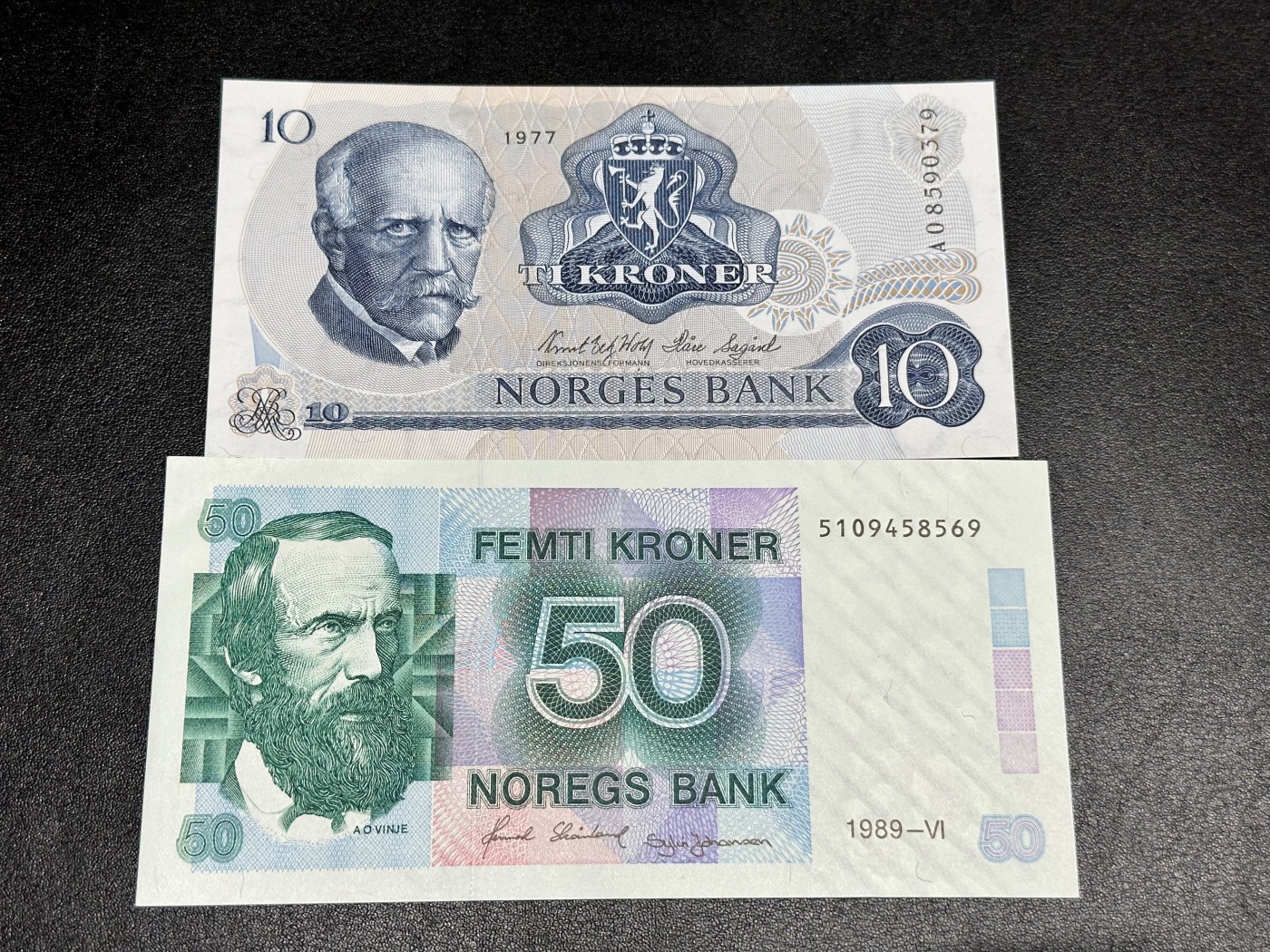 《外钞收藏家》第二百九十七期（连拍第二场）（欧洲五国专场） 挪威1977年10克朗、1989年50克朗 两张 全新UNC