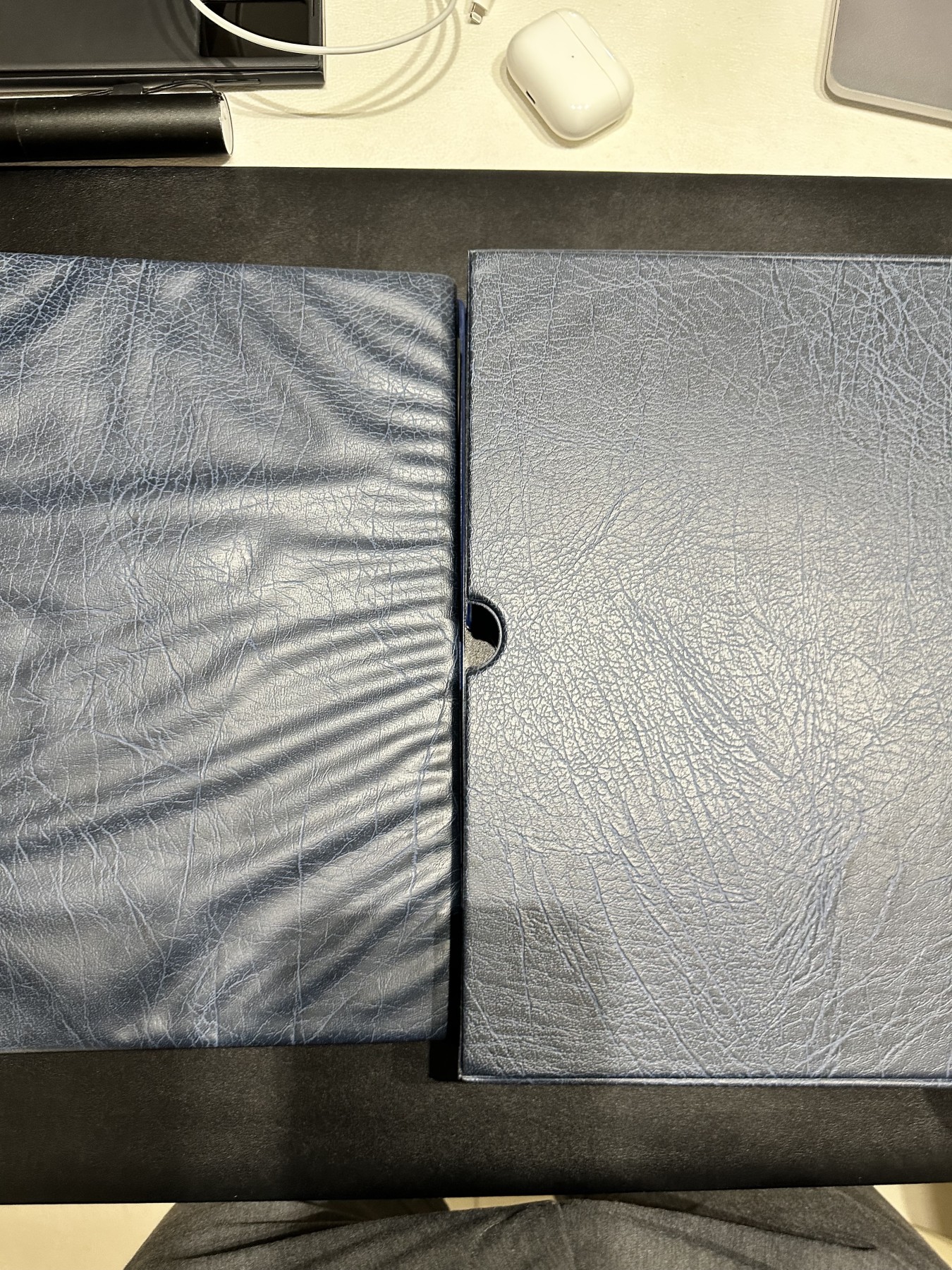 《外钞收藏家》第二百九十七期（连拍第二场）（欧洲五国专场） 德国蓝色灯塔收藏册，带3格+黑色分隔页（30页+31页），二手