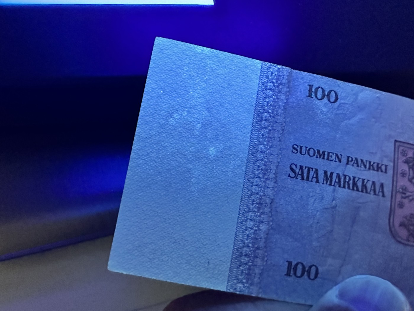 《外钞收藏家》第二百九十七期（连拍第二场）（欧洲五国专场） 芬兰1976年100马克 全新 老票角没那么绝 轻微荧光反应