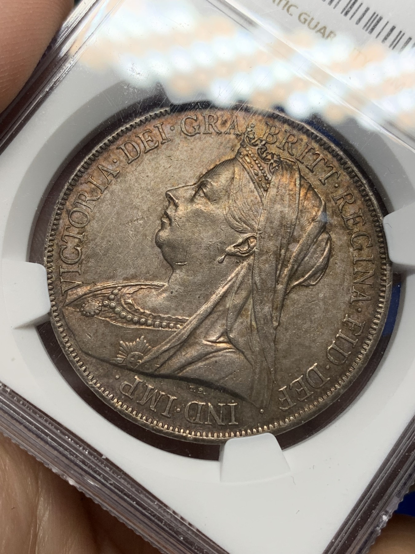 《竞宝斋》第196场-周日，周一 2场 (全场包邮) NGC-UNCD 英国 1900年（LXIV） 老维批纱马剑银币 金色带五彩包浆美丽，打制深峻剑脊可见，光度尚可，性价比之选