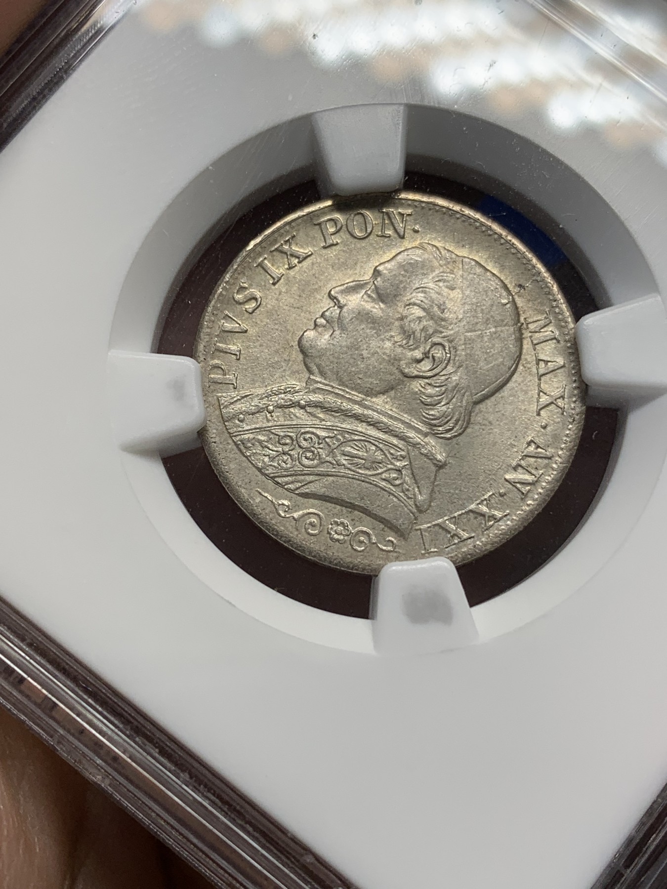 《竞宝斋》第196场-周日，周一 2场 (全场包邮) NGC-MS64 教皇国1866年庇护九世银里拉，同版首年份。最后一位兼任世俗君主的教皇，4年后罗马即被意大利攻陷。银光靓丽，64收藏级分数。