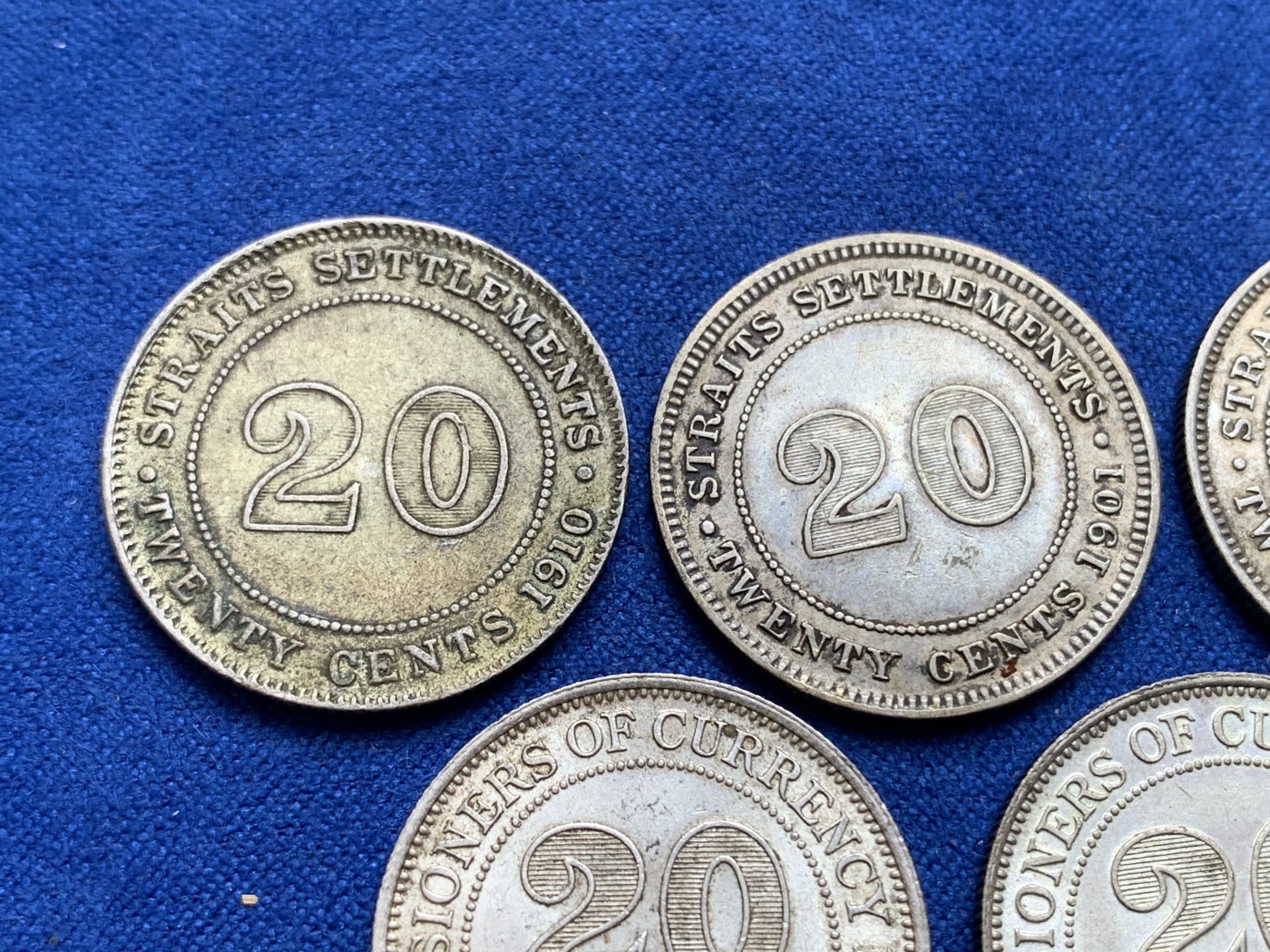 《竞宝斋》第196场-周日，周一 2场 (全场包邮) 5枚一组 海峡殖民地/马来亚 1901、1910、1935、1939、1943年 维多利亚、爱七、乔五、乔六20分银币 整整齐齐四代人，其中维多利亚品种不多见，乔六含高银低银两个版本，都unc双面转光品质