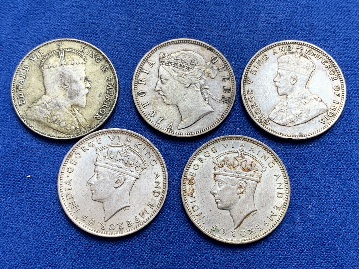 《竞宝斋》第196场-周日，周一 2场 (全场包邮) 5枚一组 海峡殖民地/马来亚 1901、1910、1935、1939、1943年 维多利亚、爱七、乔五、乔六20分银币 整整齐齐四代人，其中维多利亚品种不多见，乔六含高银低银两个版本，都unc双面转光品质