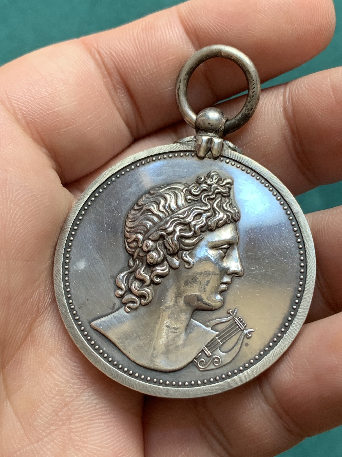 《竞宝斋》第196场-周日，周一 2场 (全场包邮) 1937年英国皇家音乐学院银章（原盒），直径40mm，重量37.2g。