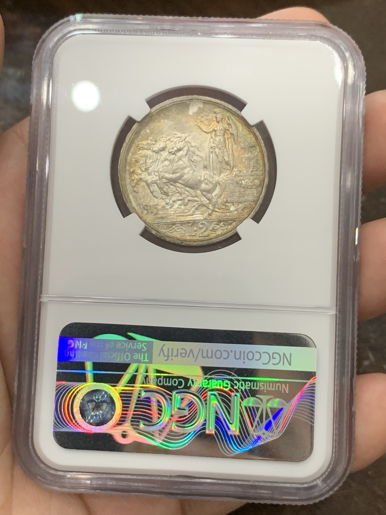 《竞宝斋》第196场-周日，周一 2场 (全场包邮) NGC MS64 意大利1915年战车女神2里拉银币，双面五彩包浆，底板丝滑，高分小马车能有这样的包浆也不多见。