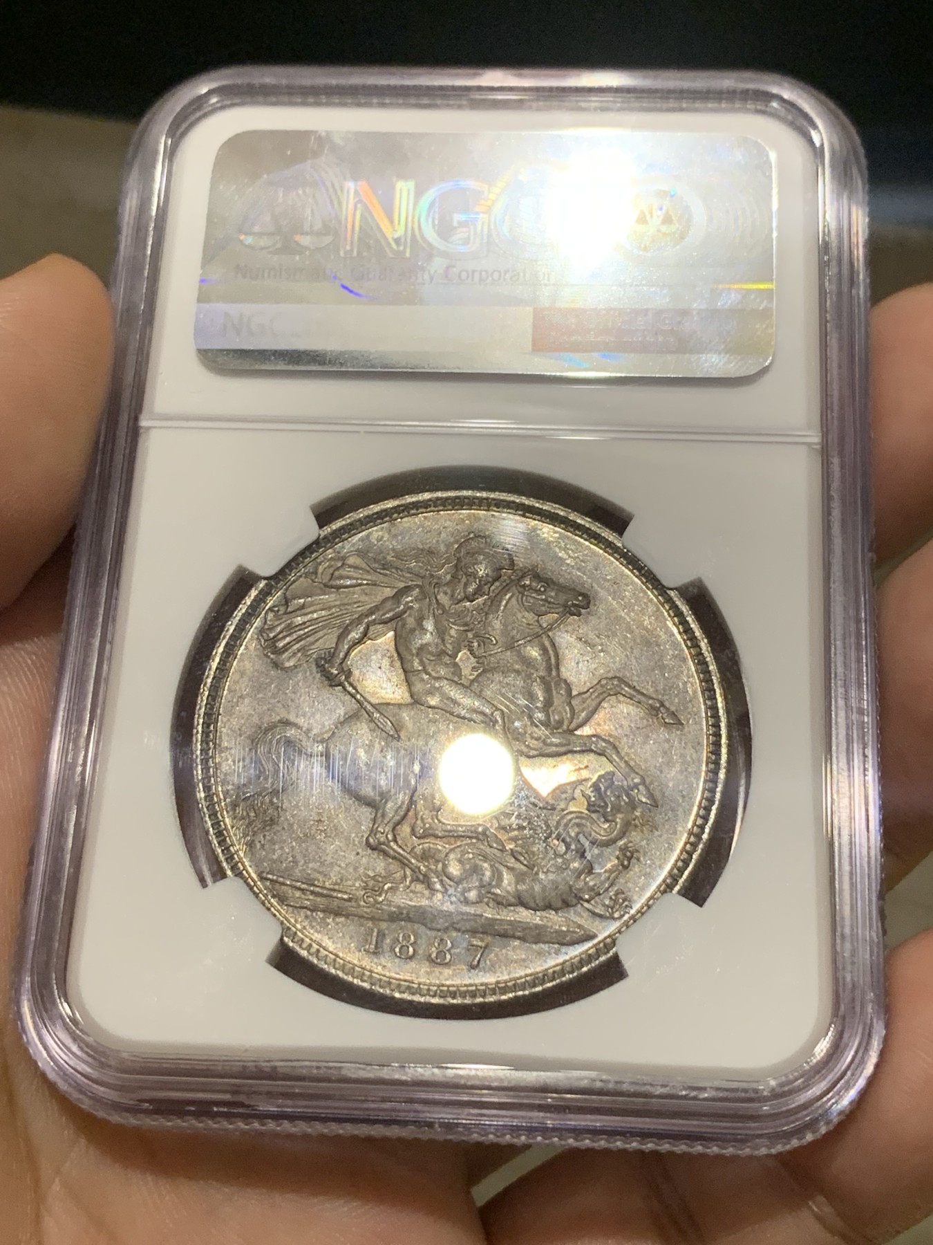 《竞宝斋》第196场-周日，周一 2场 (全场包邮) NGC-MS63 英国 1887年 维多利亚高冠马剑1克朗 好品可藏 底板光洁 包浆均匀 难得