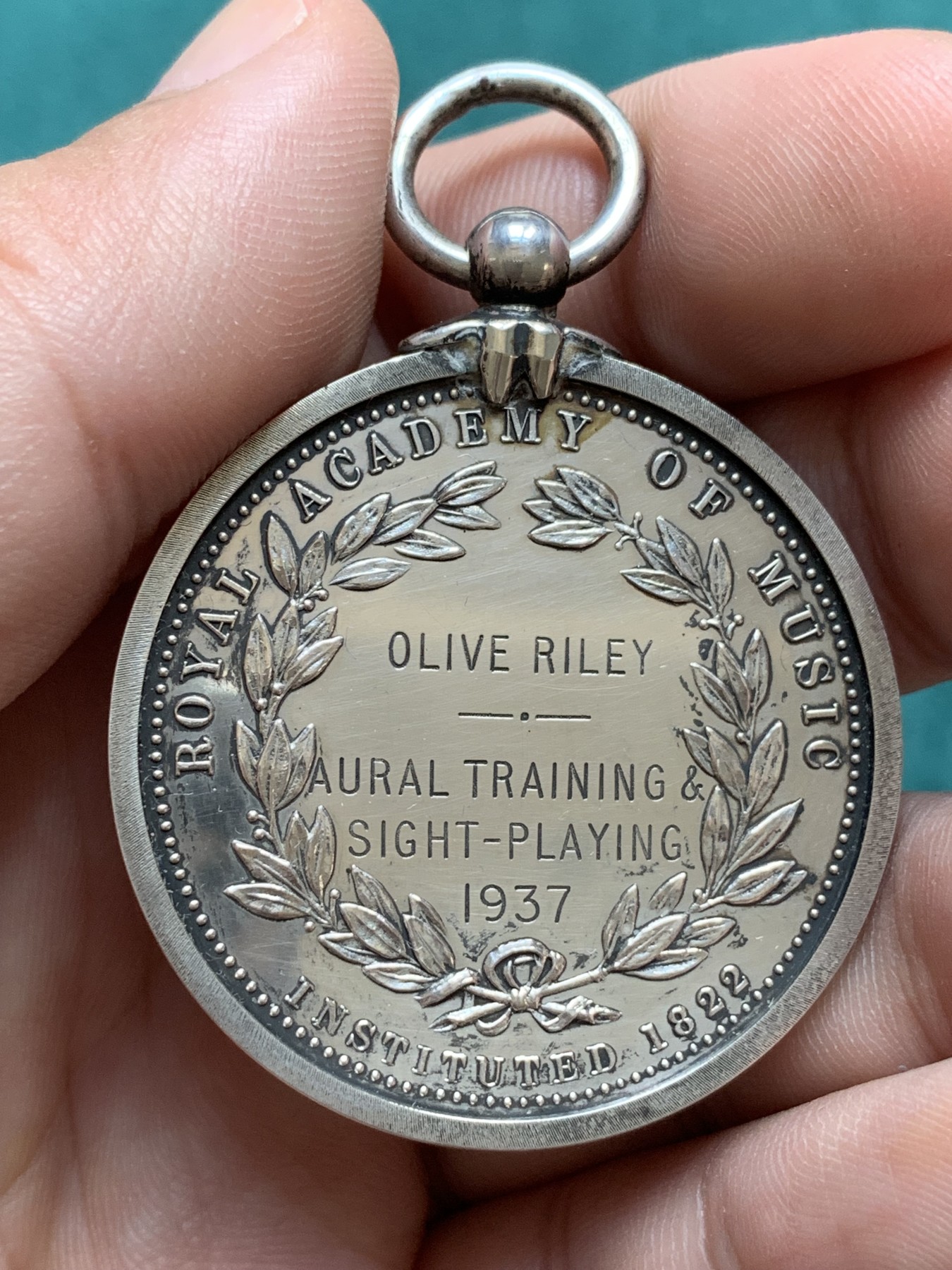 《竞宝斋》第196场-周日，周一 2场 (全场包邮) 1937年英国皇家音乐学院银章（原盒），直径40mm，重量37.2g。