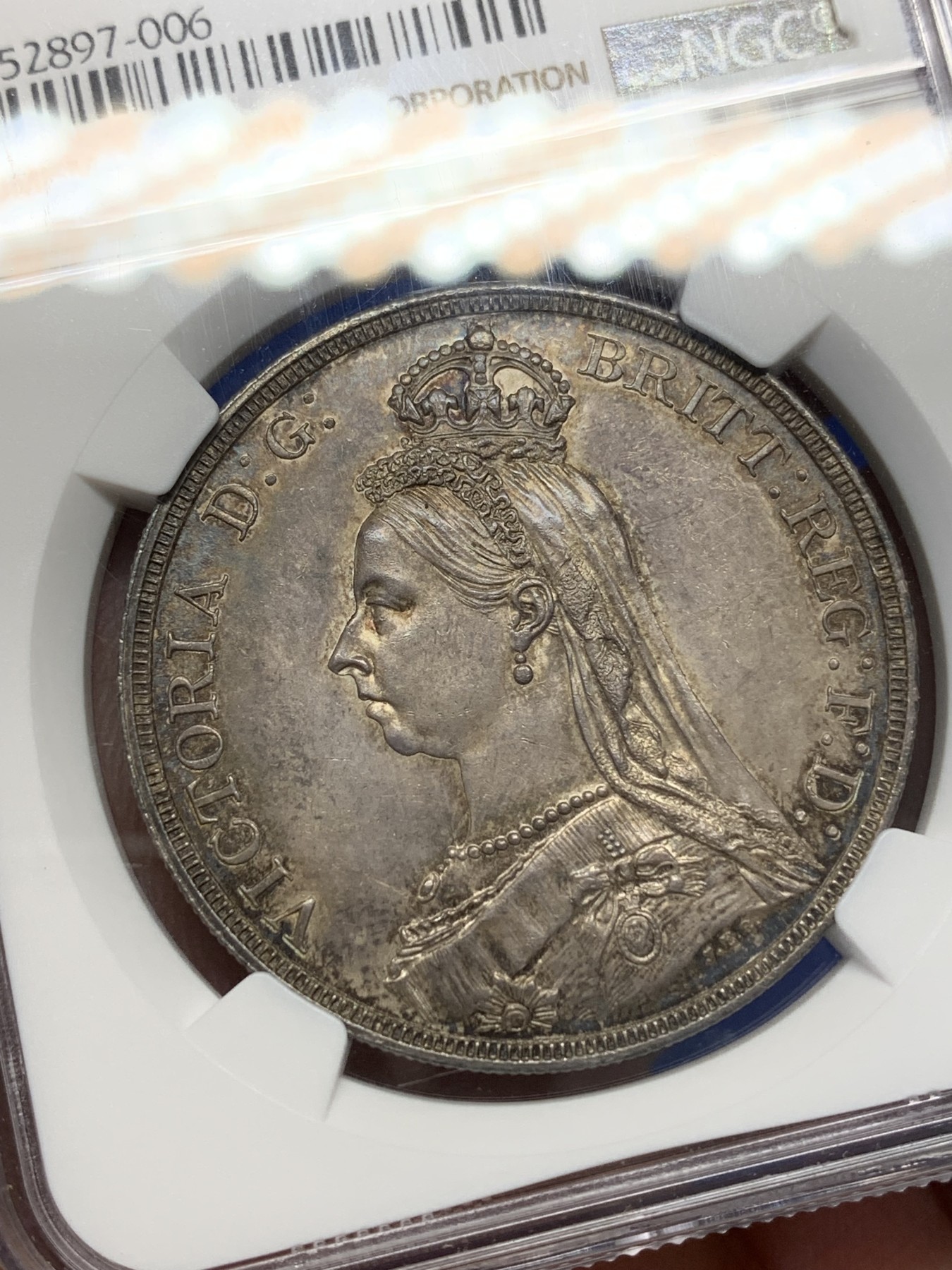 《竞宝斋》第196场-周日，周一 2场 (全场包邮) NGC-MS63 英国 1887年 维多利亚高冠马剑1克朗 好品可藏 底板光洁 包浆均匀 难得