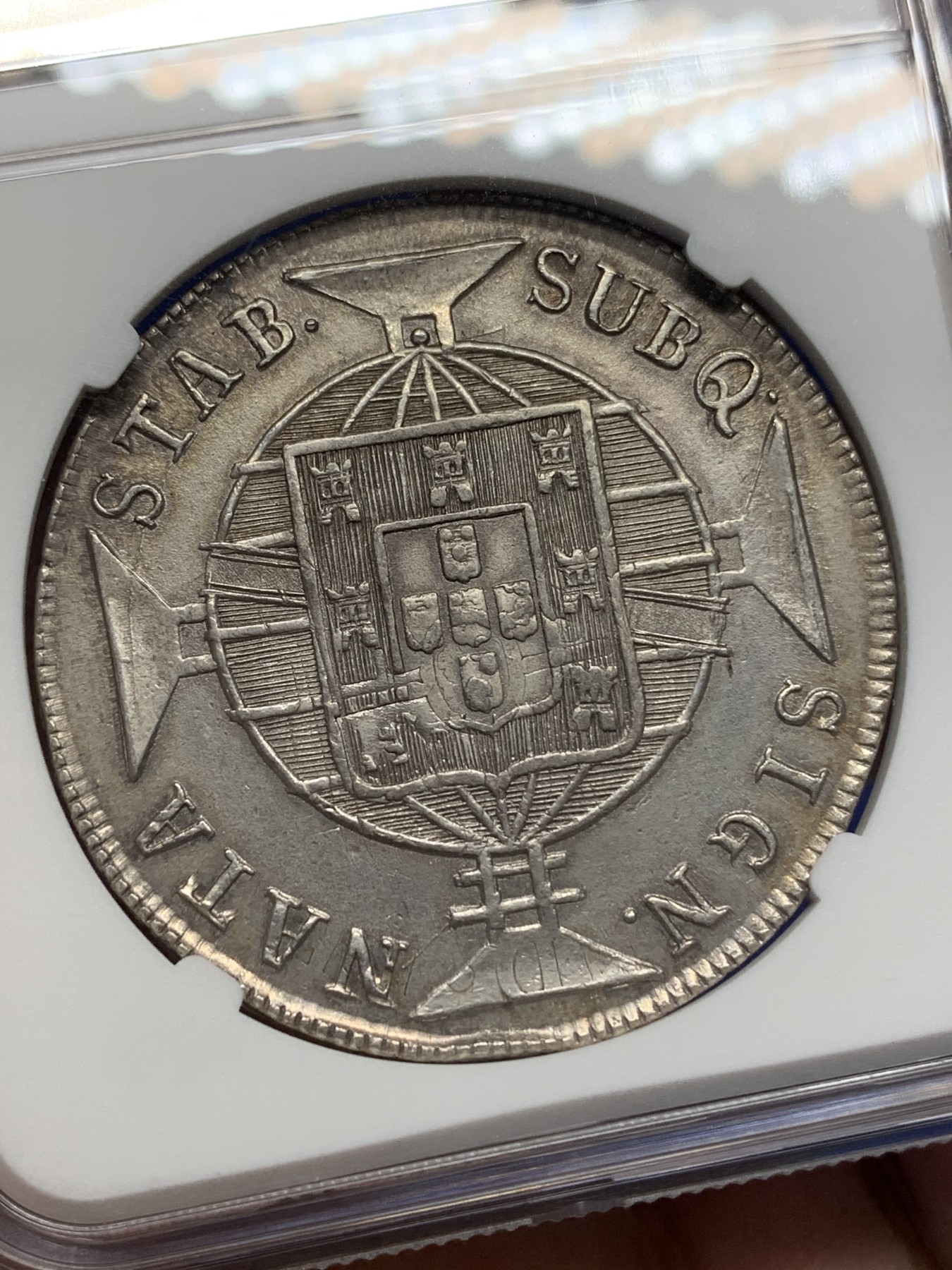 《竞宝斋》第196场-周日，周一 2场 (全场包邮) NGC-AUD 葡属巴西1818年960瑞斯银币 双柱加盖 原味深打严评未出分