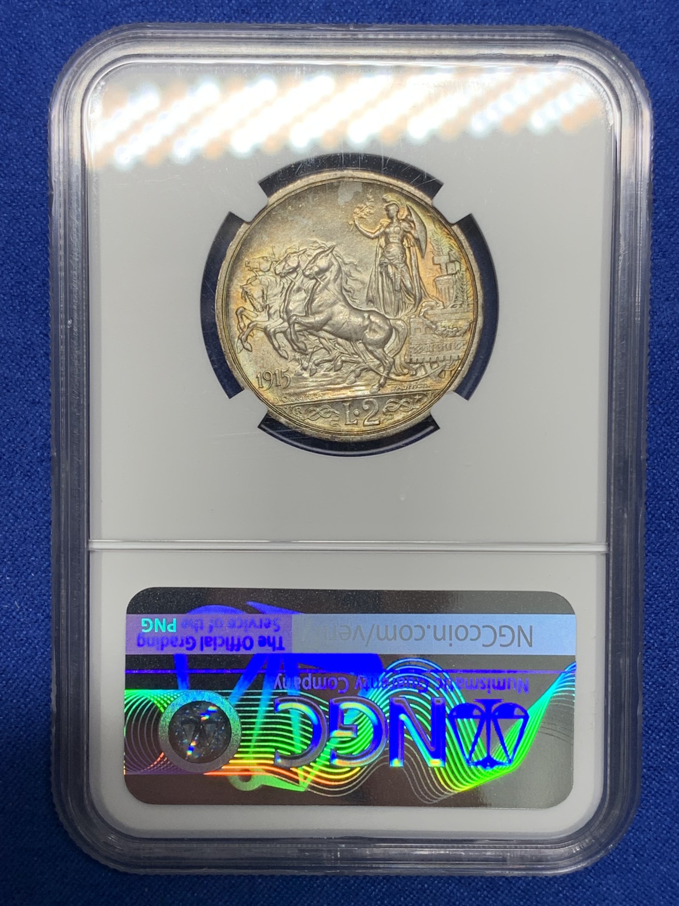 《竞宝斋》第196场-周日，周一 2场 (全场包邮) NGC MS64 意大利1915年战车女神2里拉银币，双面五彩包浆，底板丝滑，高分小马车能有这样的包浆也不多见。