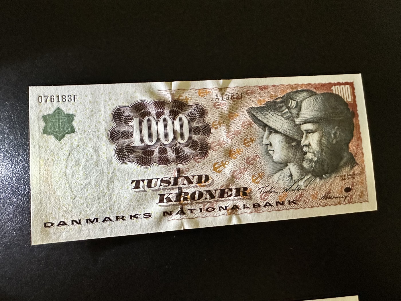《外钞收藏家》第二百九十七期（连拍第二场）（欧洲五国专场） 丹麦浮雕版1998年1000克朗 初版 疑似折 有可能是安全心压的 很多这种情况