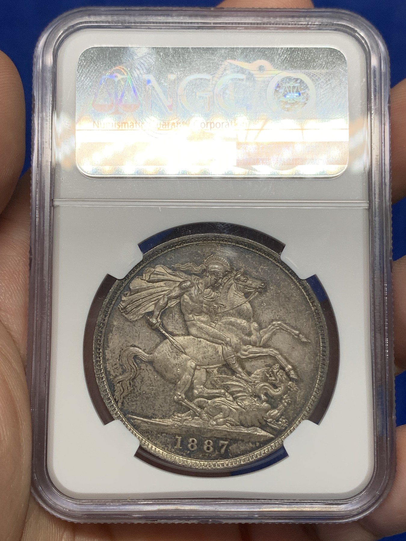 《竞宝斋》第196场-周日，周一 2场 (全场包邮) NGC-MS63 英国 1887年 维多利亚高冠马剑1克朗 好品可藏 底板光洁 包浆均匀 难得