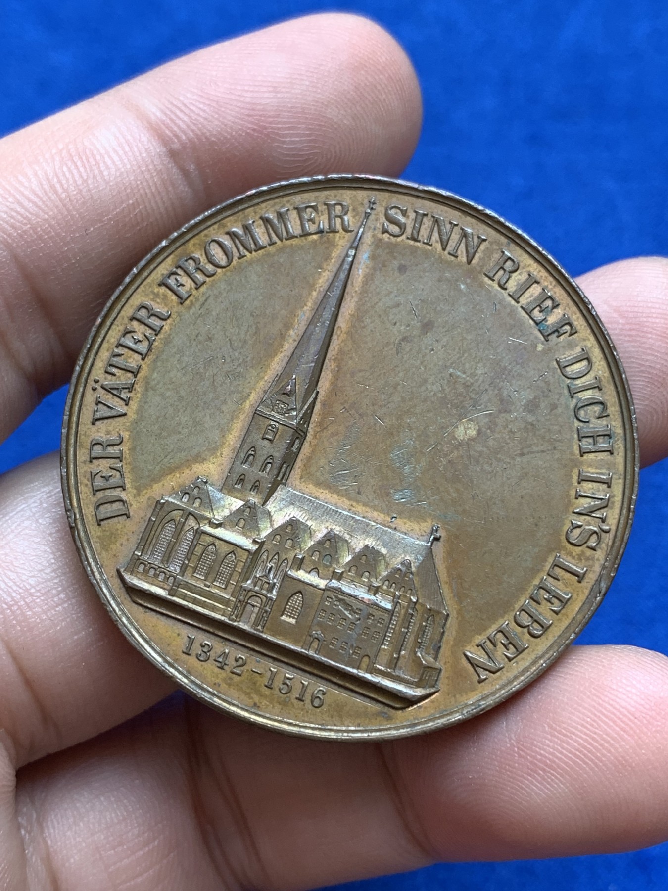 《竞宝斋》第196场-周日，周一 2场 (全场包邮) 1842年德国汉堡圣尼古拉教堂重建纪念章，直径44mm，重量45g。