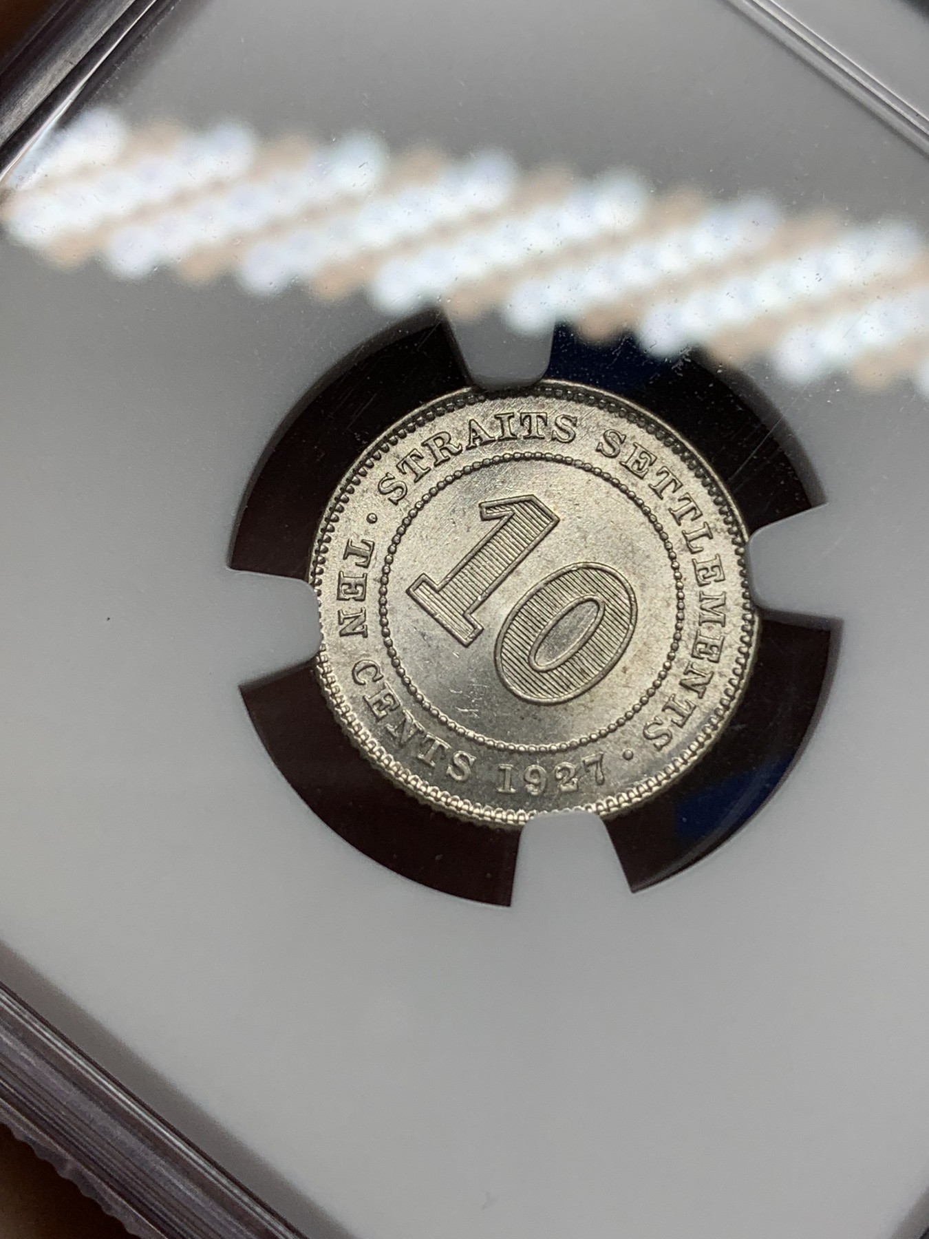 《竞宝斋》第196场-周日，周一 2场 (全场包邮) NGC-MS64 海峡殖民地1927年乔治五世10分银币，站洋系列后期亚殖辅币。车轮转光，银光喜人，64高分不易