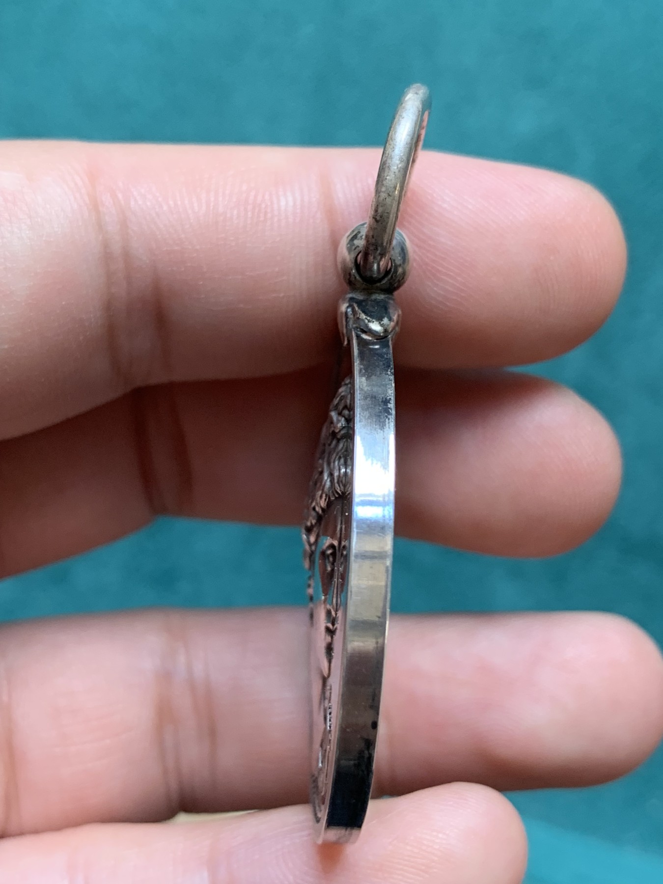 《竞宝斋》第196场-周日，周一 2场 (全场包邮) 1937年英国皇家音乐学院银章（原盒），直径40mm，重量37.2g。