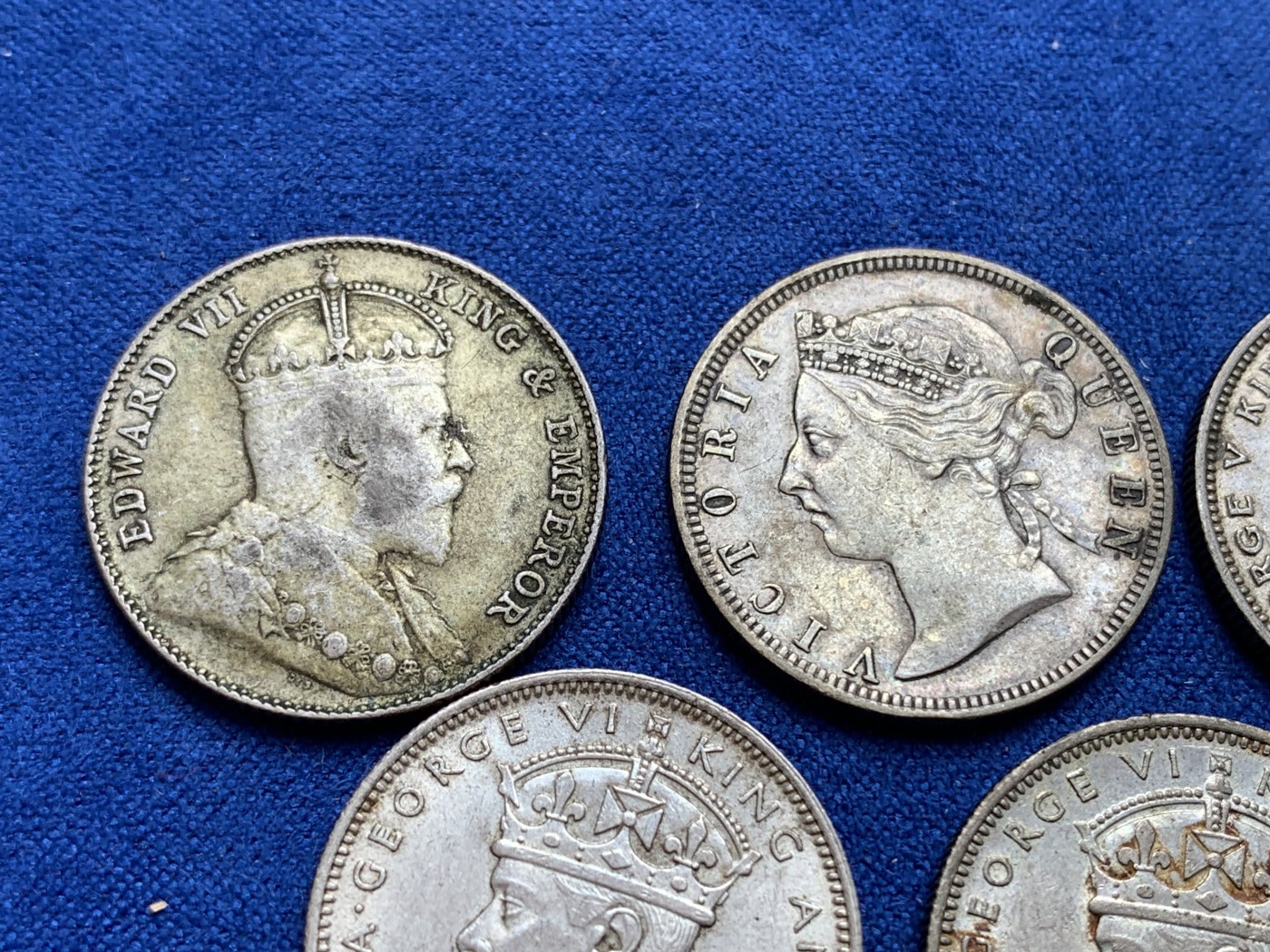 《竞宝斋》第196场-周日，周一 2场 (全场包邮) 5枚一组 海峡殖民地/马来亚 1901、1910、1935、1939、1943年 维多利亚、爱七、乔五、乔六20分银币 整整齐齐四代人，其中维多利亚品种不多见，乔六含高银低银两个版本，都unc双面转光品质