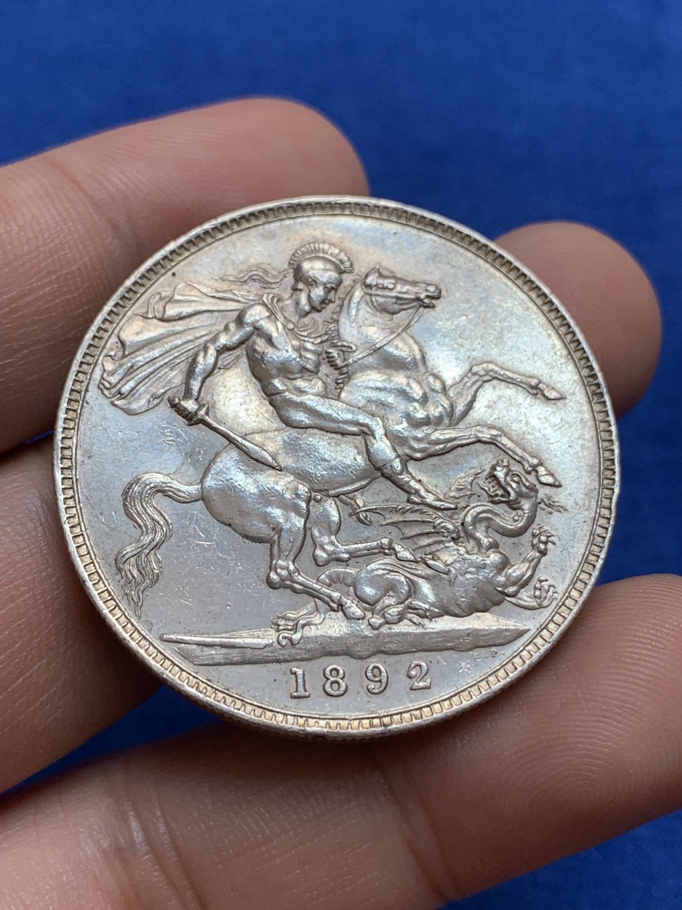 《竞宝斋》第196场-周日，周一 2场 (全场包邮) 2枚一组 英国 维多利亚 高冠马剑银币 细节清晰 状态好