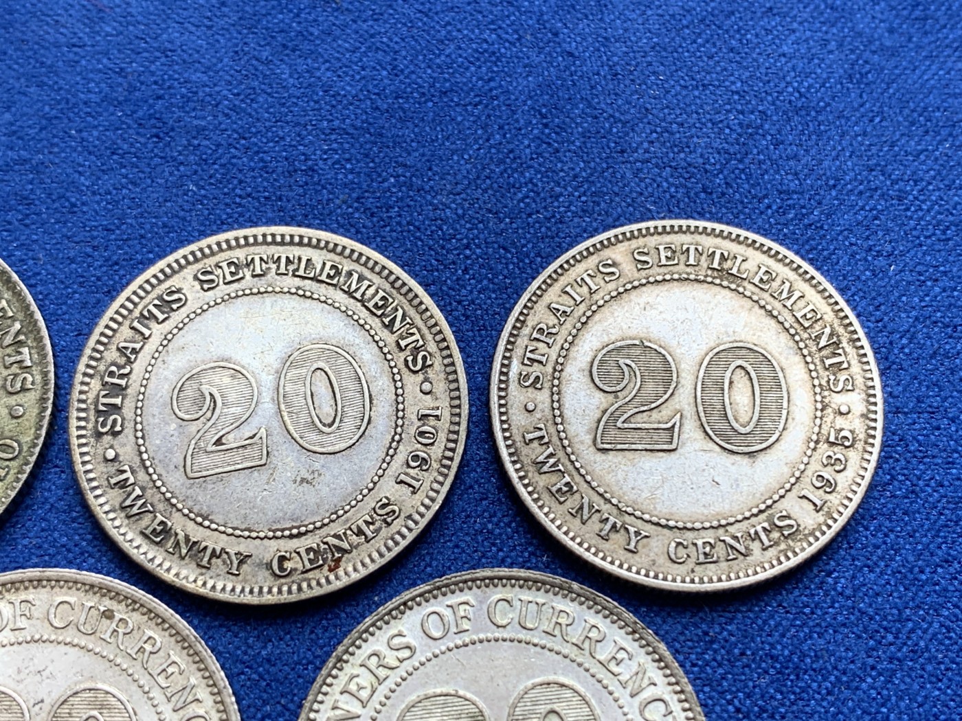《竞宝斋》第196场-周日，周一 2场 (全场包邮) 5枚一组 海峡殖民地/马来亚 1901、1910、1935、1939、1943年 维多利亚、爱七、乔五、乔六20分银币 整整齐齐四代人，其中维多利亚品种不多见，乔六含高银低银两个版本，都unc双面转光品质