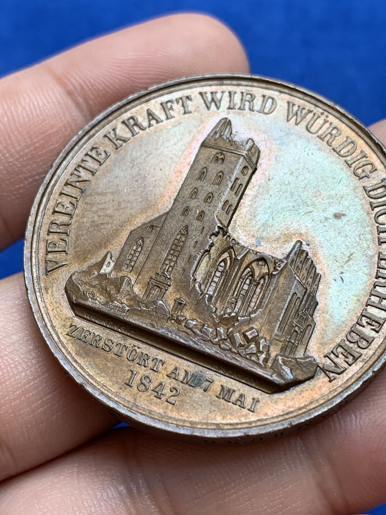 《竞宝斋》第196场-周日，周一 2场 (全场包邮) 1842年德国汉堡圣尼古拉教堂重建纪念章，直径44mm，重量45g。