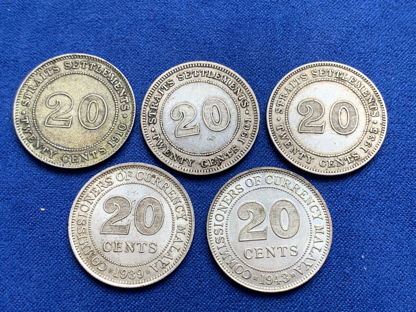 《竞宝斋》第196场-周日，周一 2场 (全场包邮) 5枚一组 海峡殖民地/马来亚 1901、1910、1935、1939、1943年 维多利亚、爱七、乔五、乔六20分银币 整整齐齐四代人，其中维多利亚品种不多见，乔六含高银低银两个版本，都unc双面转光品质