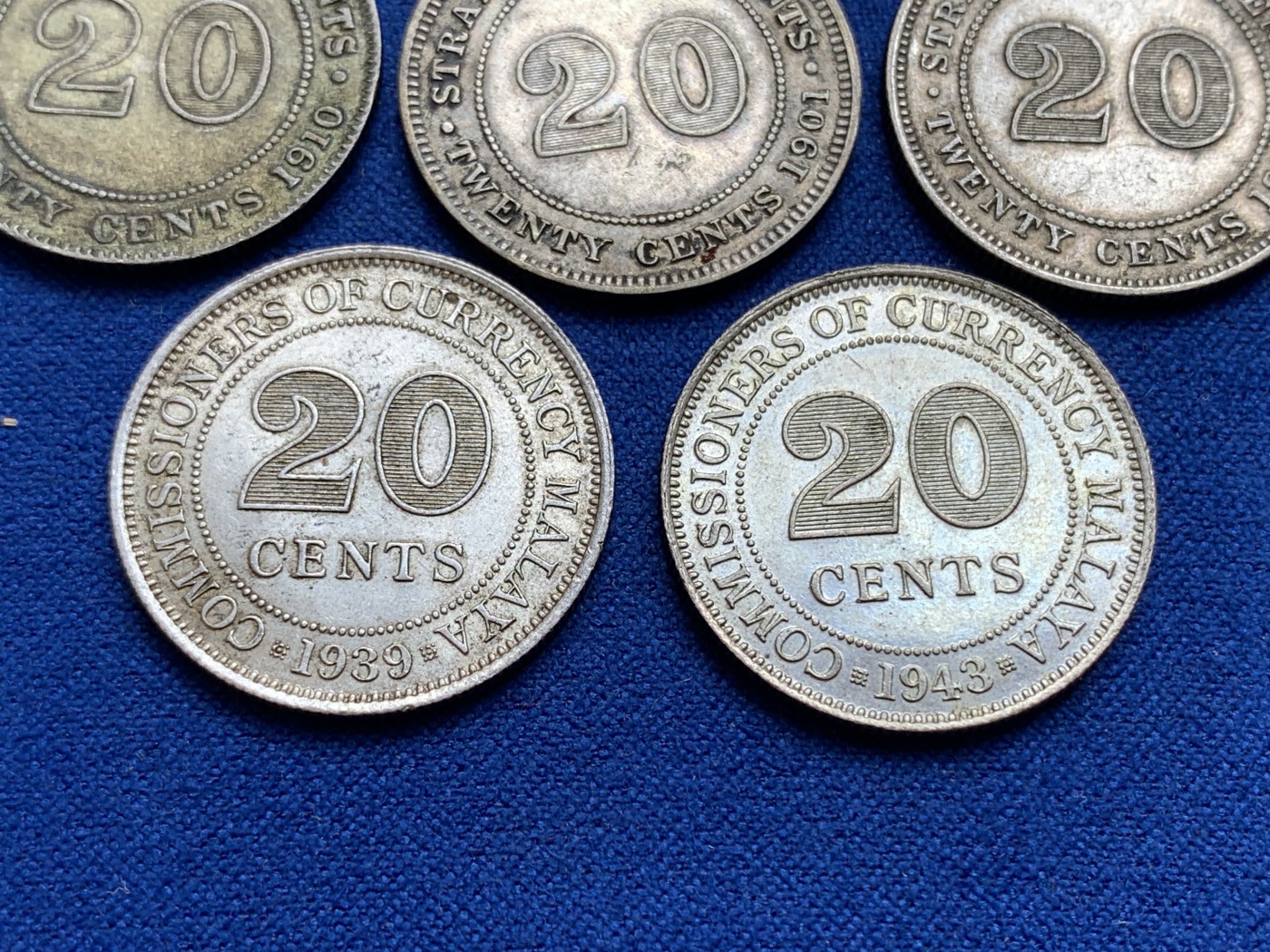 《竞宝斋》第196场-周日，周一 2场 (全场包邮) 5枚一组 海峡殖民地/马来亚 1901、1910、1935、1939、1943年 维多利亚、爱七、乔五、乔六20分银币 整整齐齐四代人，其中维多利亚品种不多见，乔六含高银低银两个版本，都unc双面转光品质